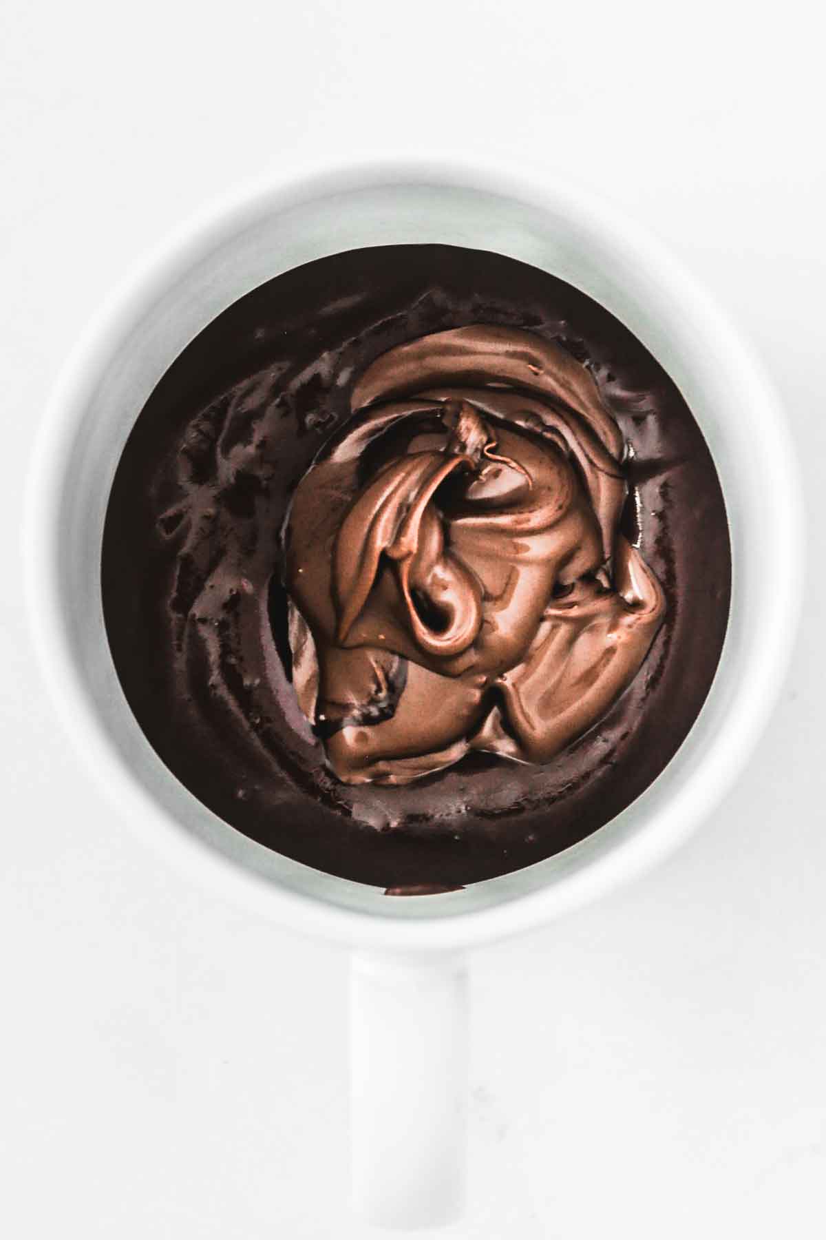 tasse avec mug cake chocolat et coeur de nutella