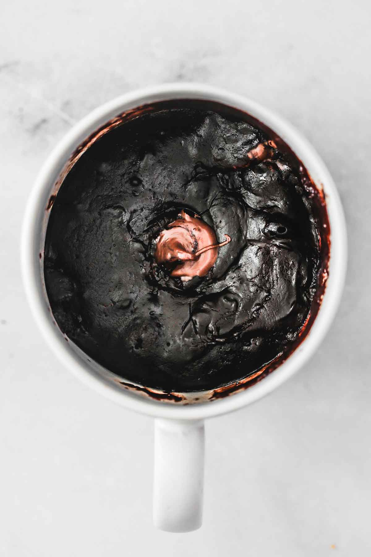 tasse avec mug cake chocolat au nutella cuit