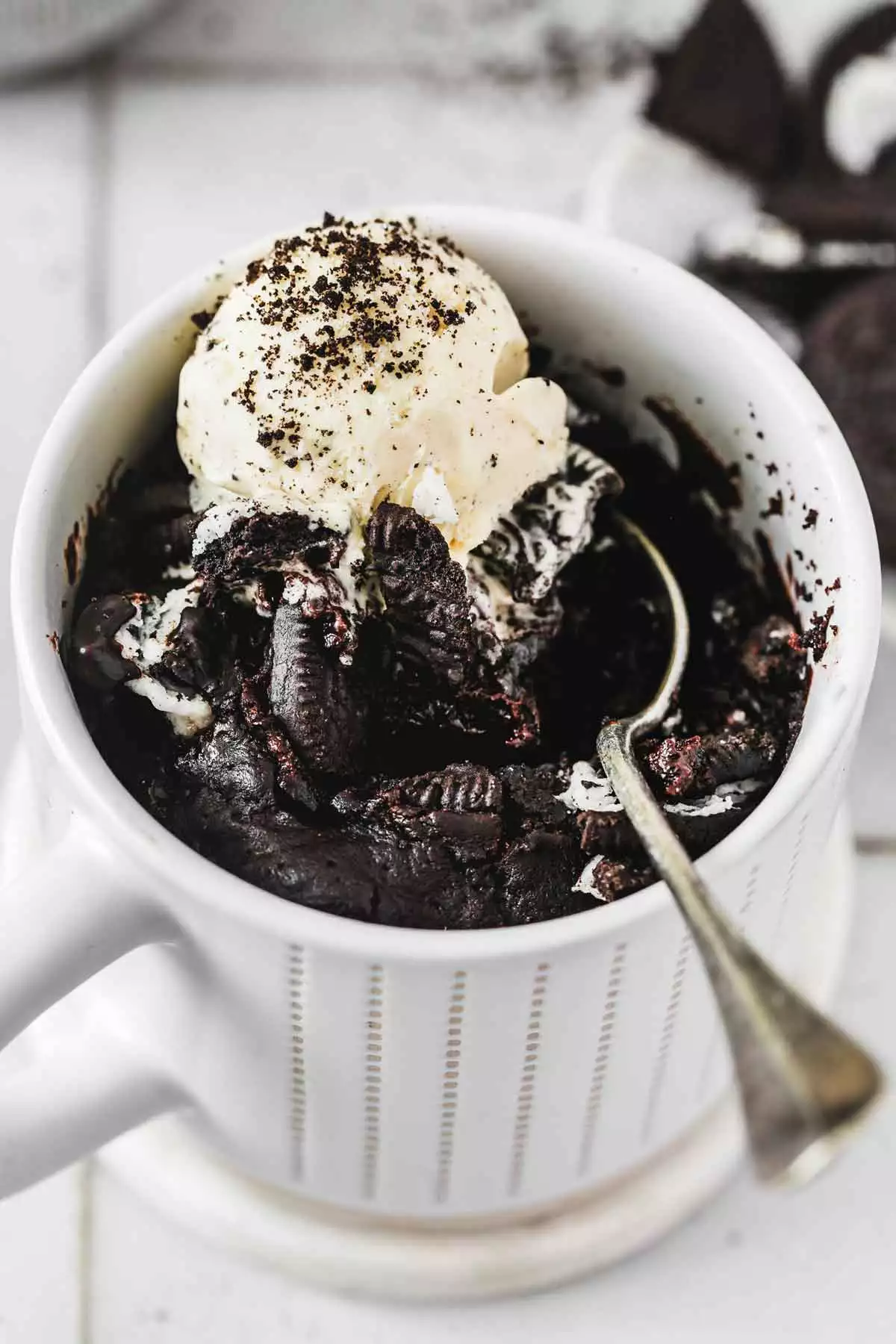 tasse avec du mug cake chocolat et oreo