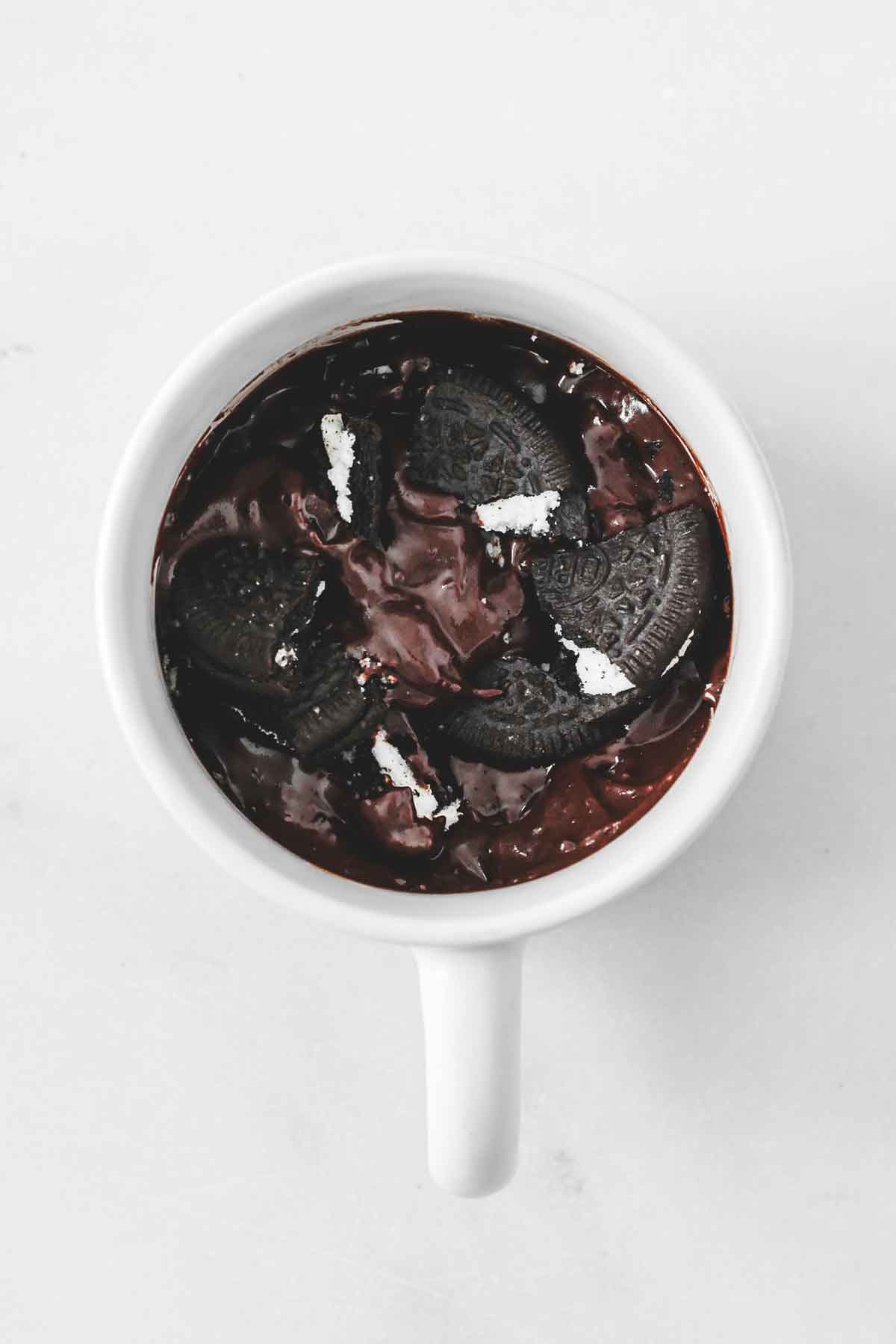 tasse avec un mug cake chocolat oreo