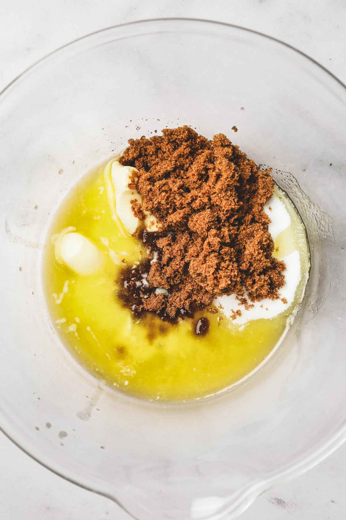 récipient avec du beurre et du sucre