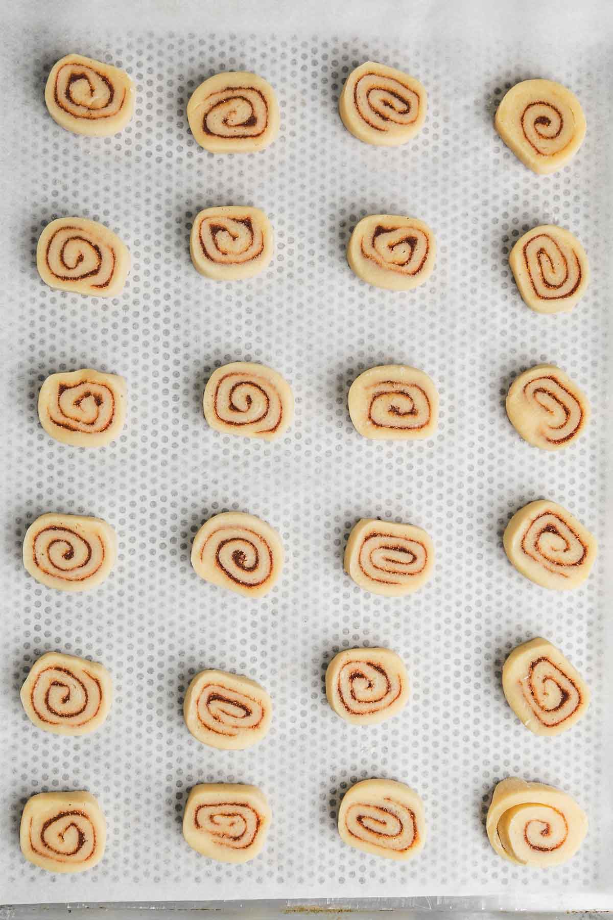 plaque de pâtisserie avec biscuits roulés cannelle