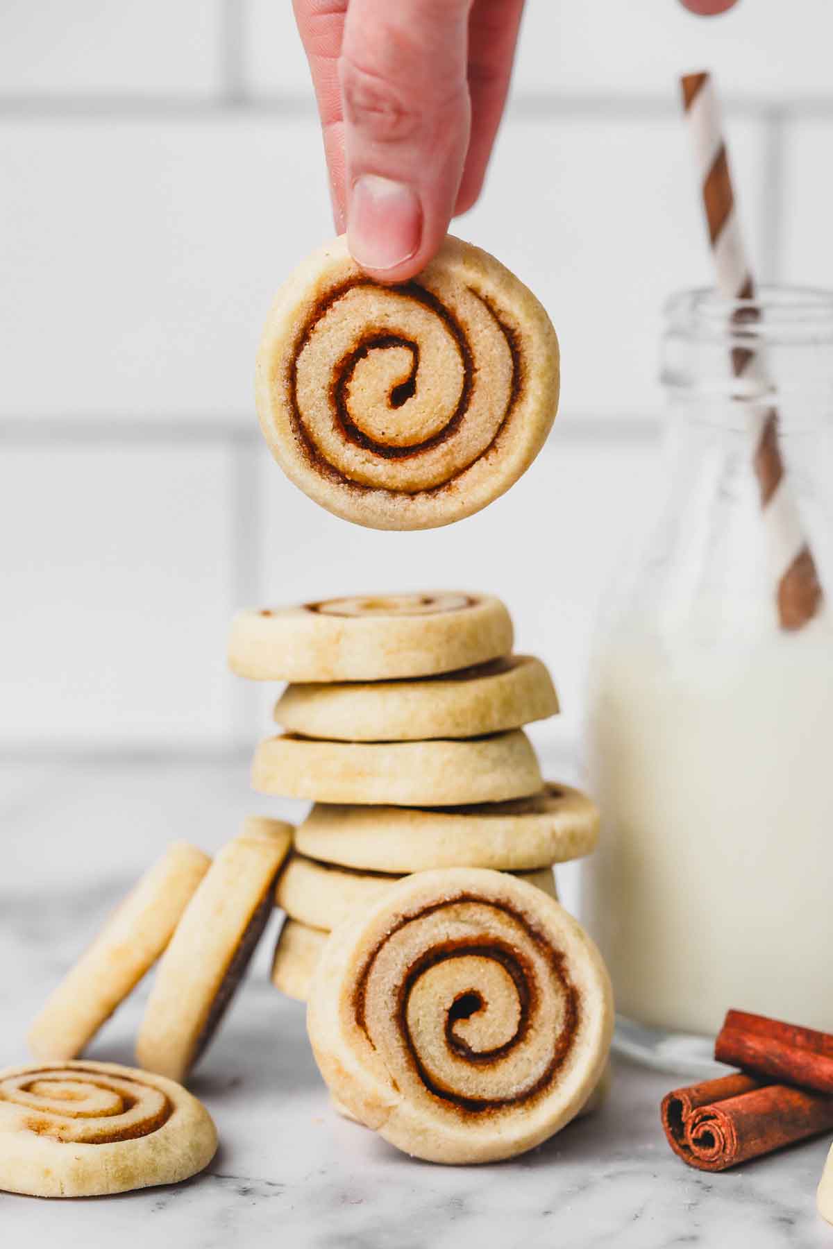biscuits cinnamon rolls sur une table