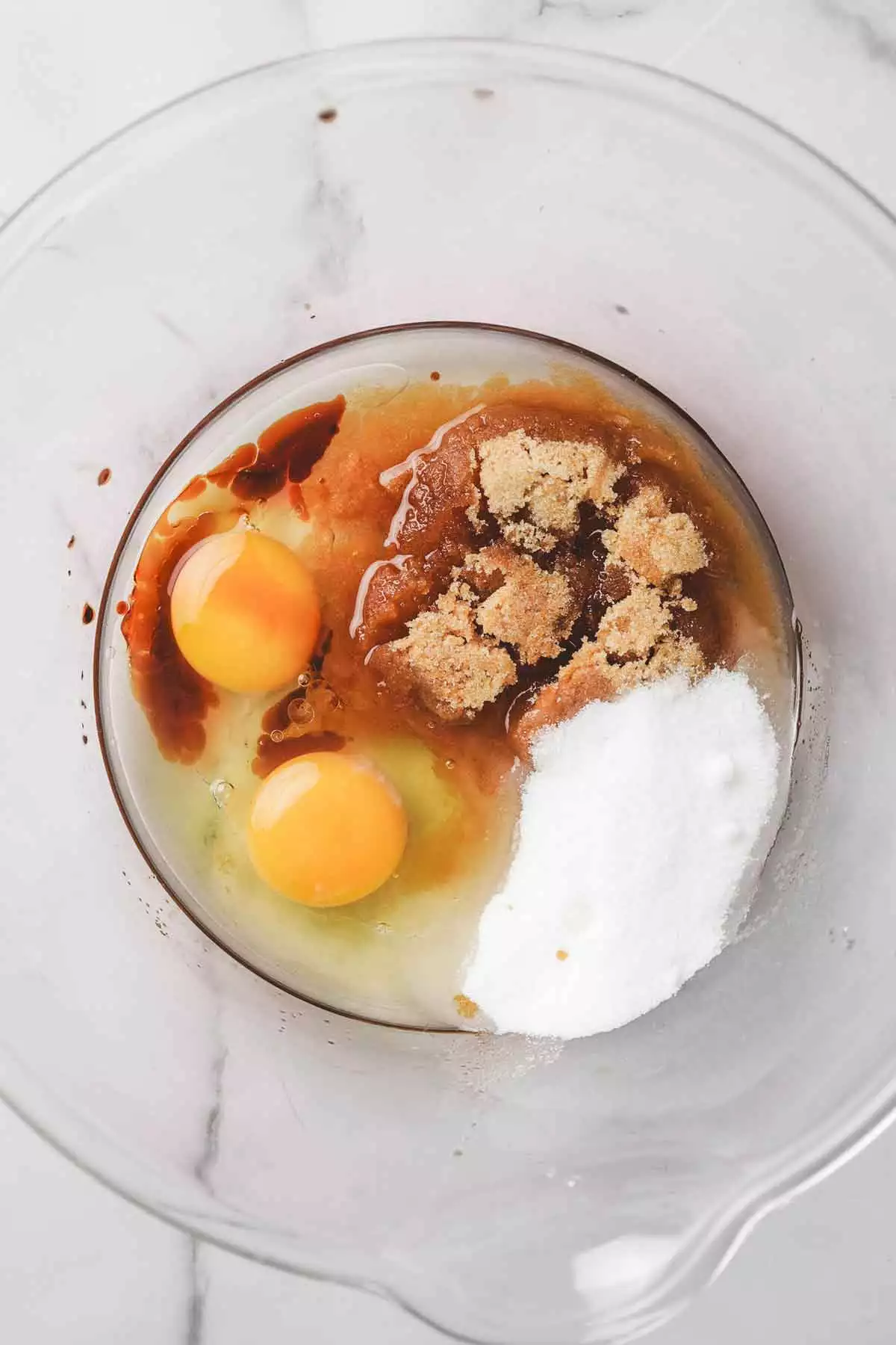 saladier avec oeuf huile et sucre