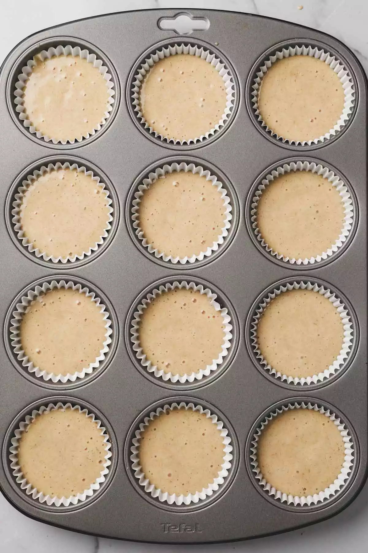 moule à cupcakes avec pâte à cupcakes