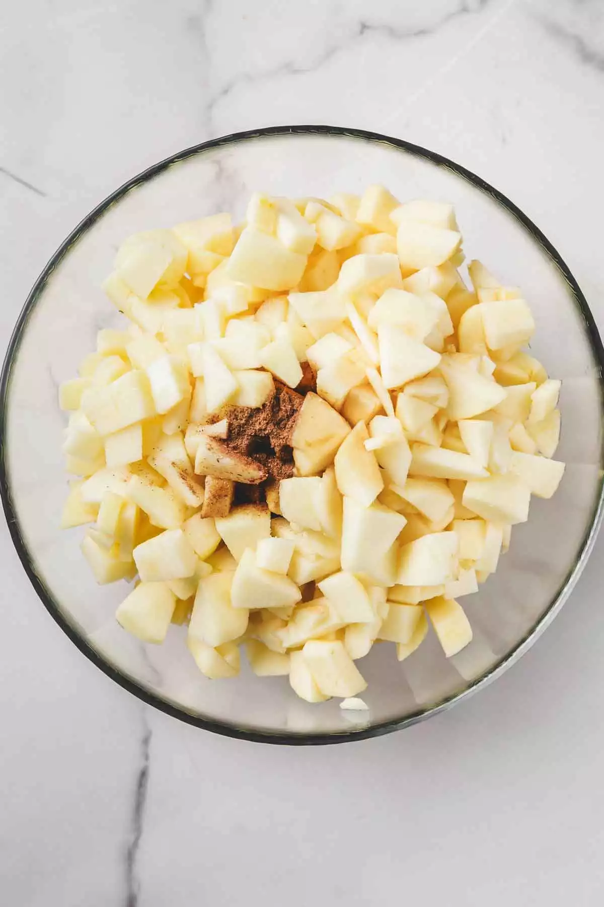 saladier avec pommes et cannelle