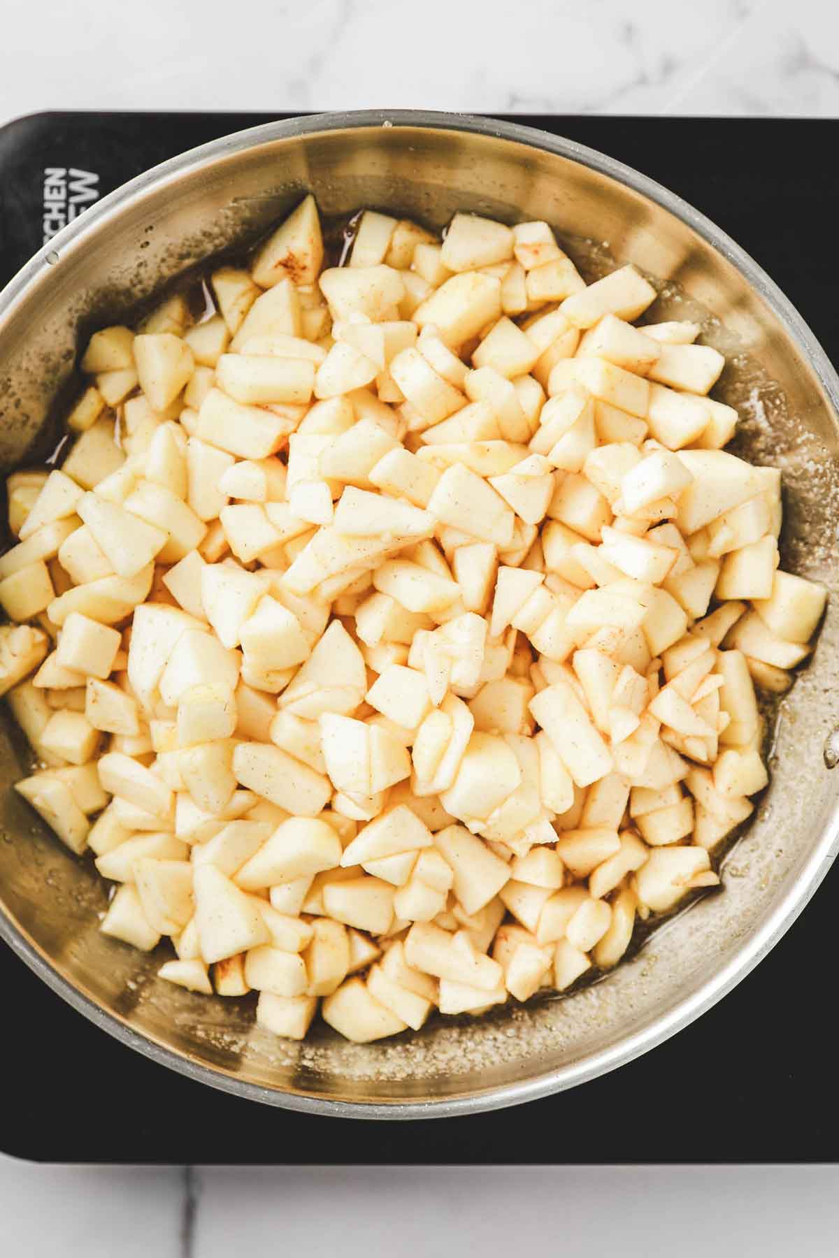 poele avec des pommes