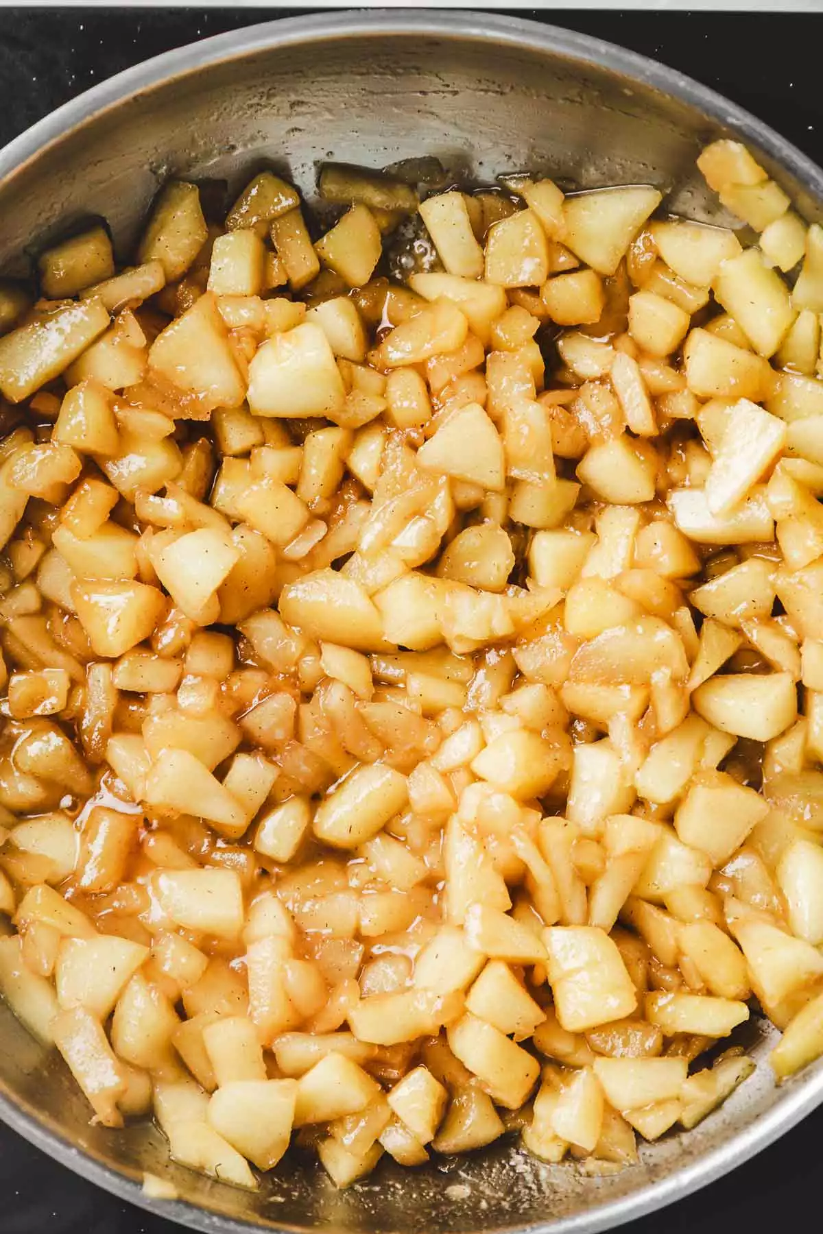 poele avec morceaux de pommes cuites