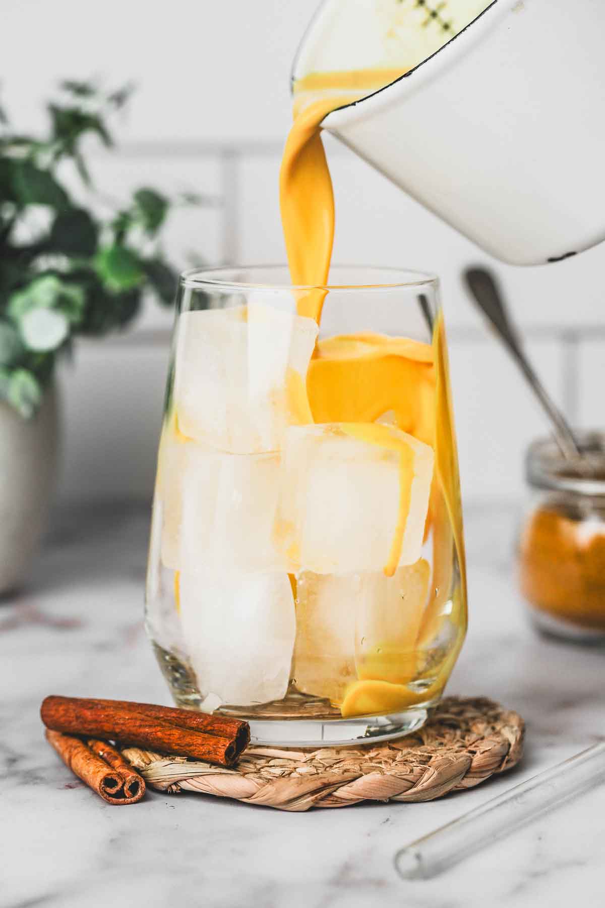 verre avec du lait au curcuma et des glaçons