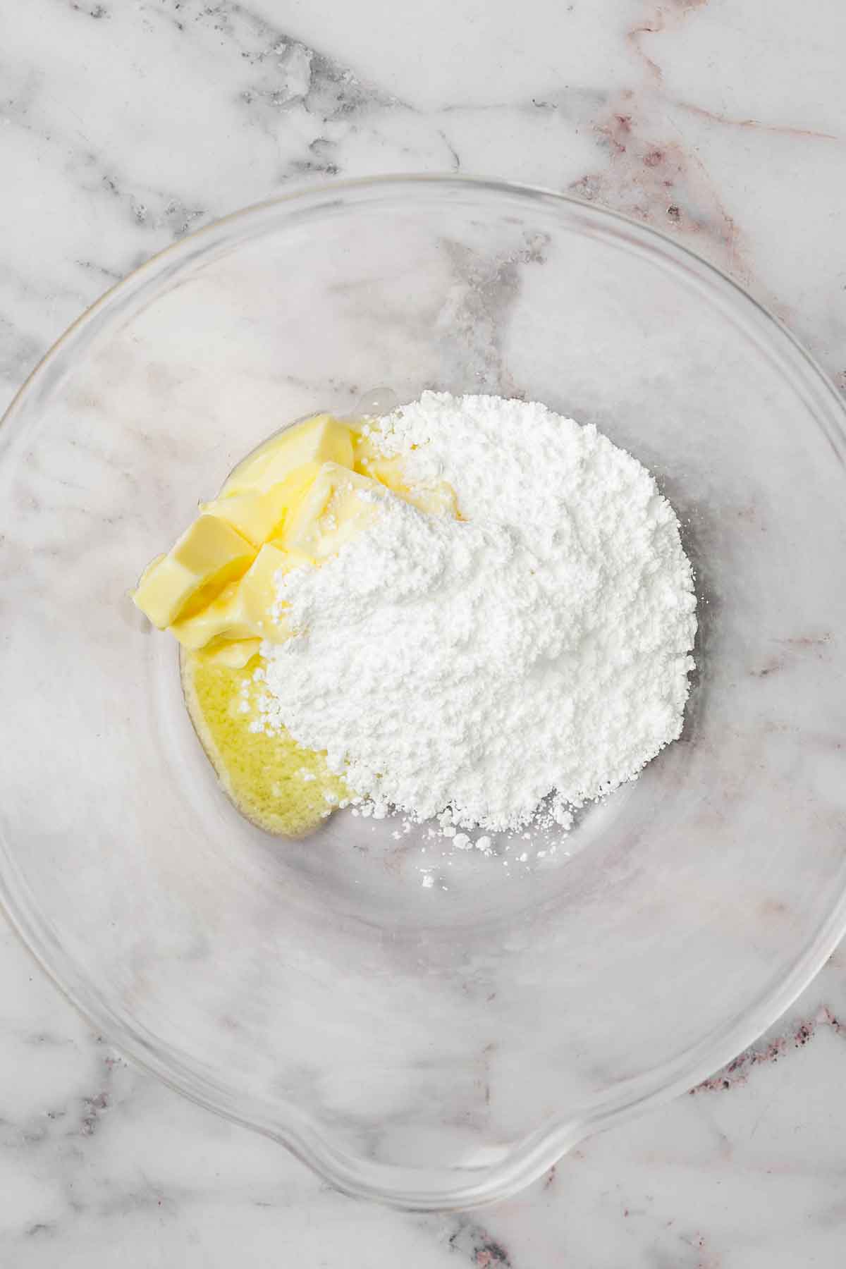 saladier avec beurre et sucre