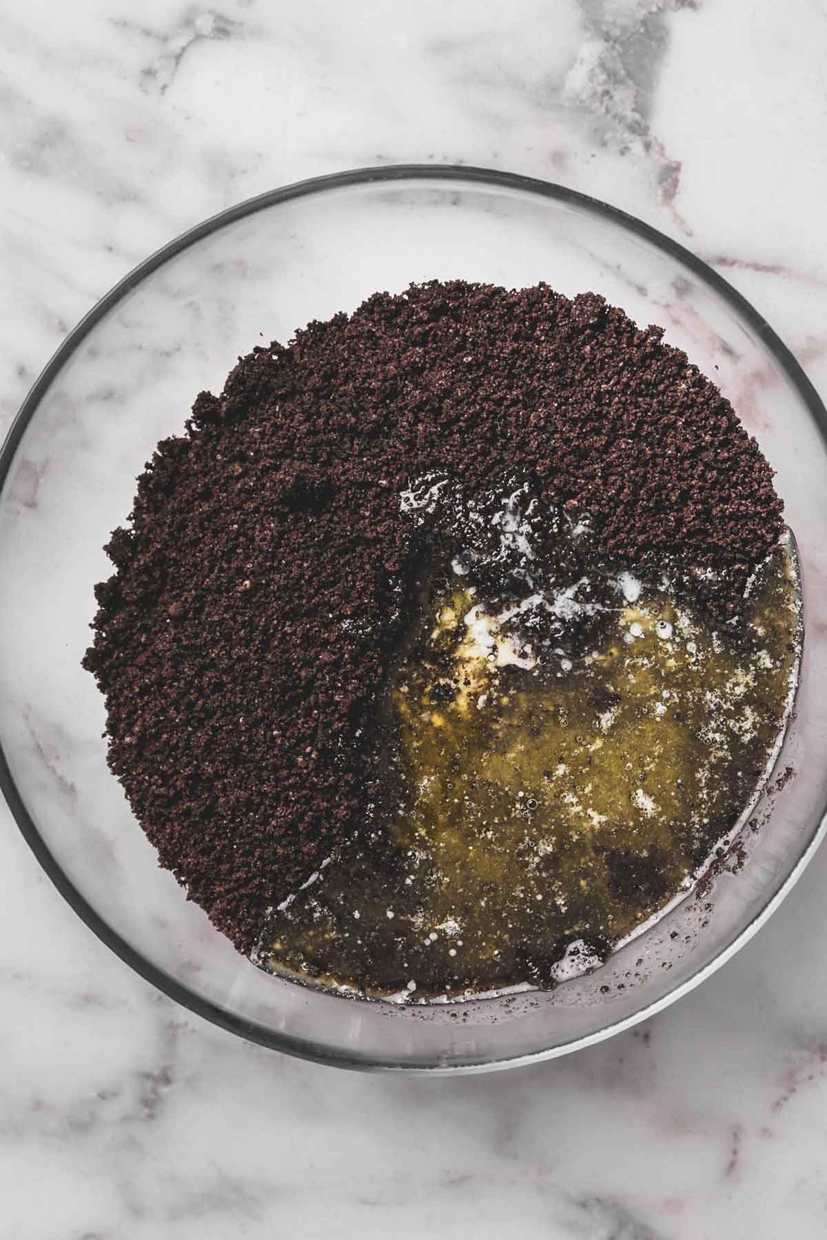 bol avec mélange oreo et beurre