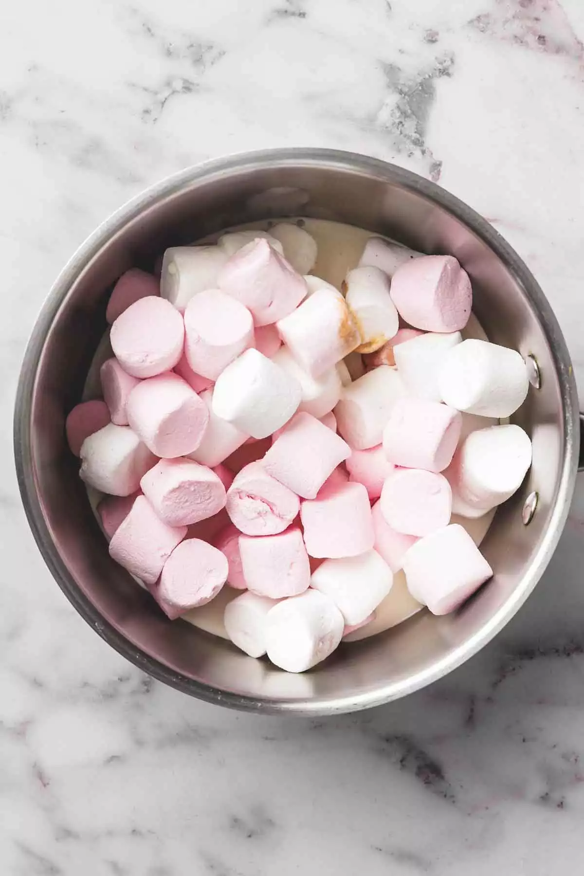 saucepan with marshmallows 