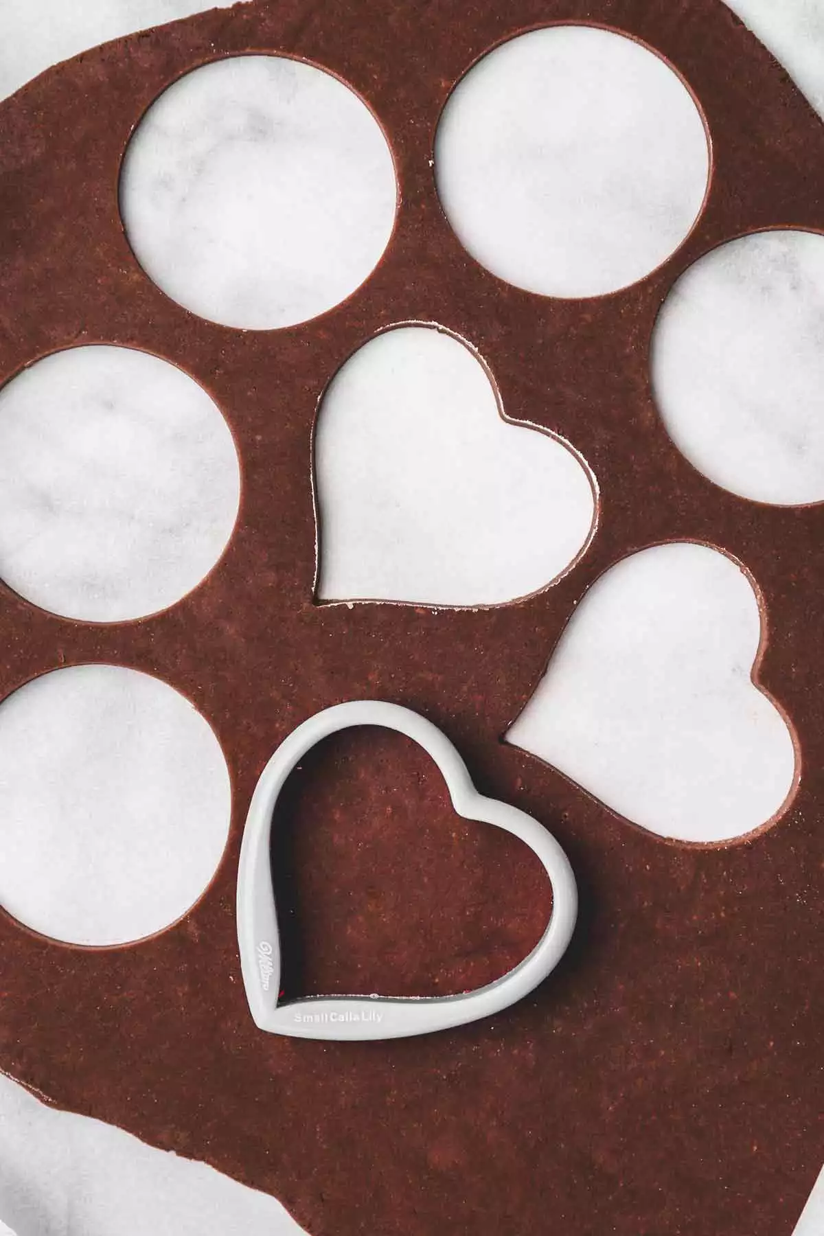 pâte à sablés chocolat étalée et découpée