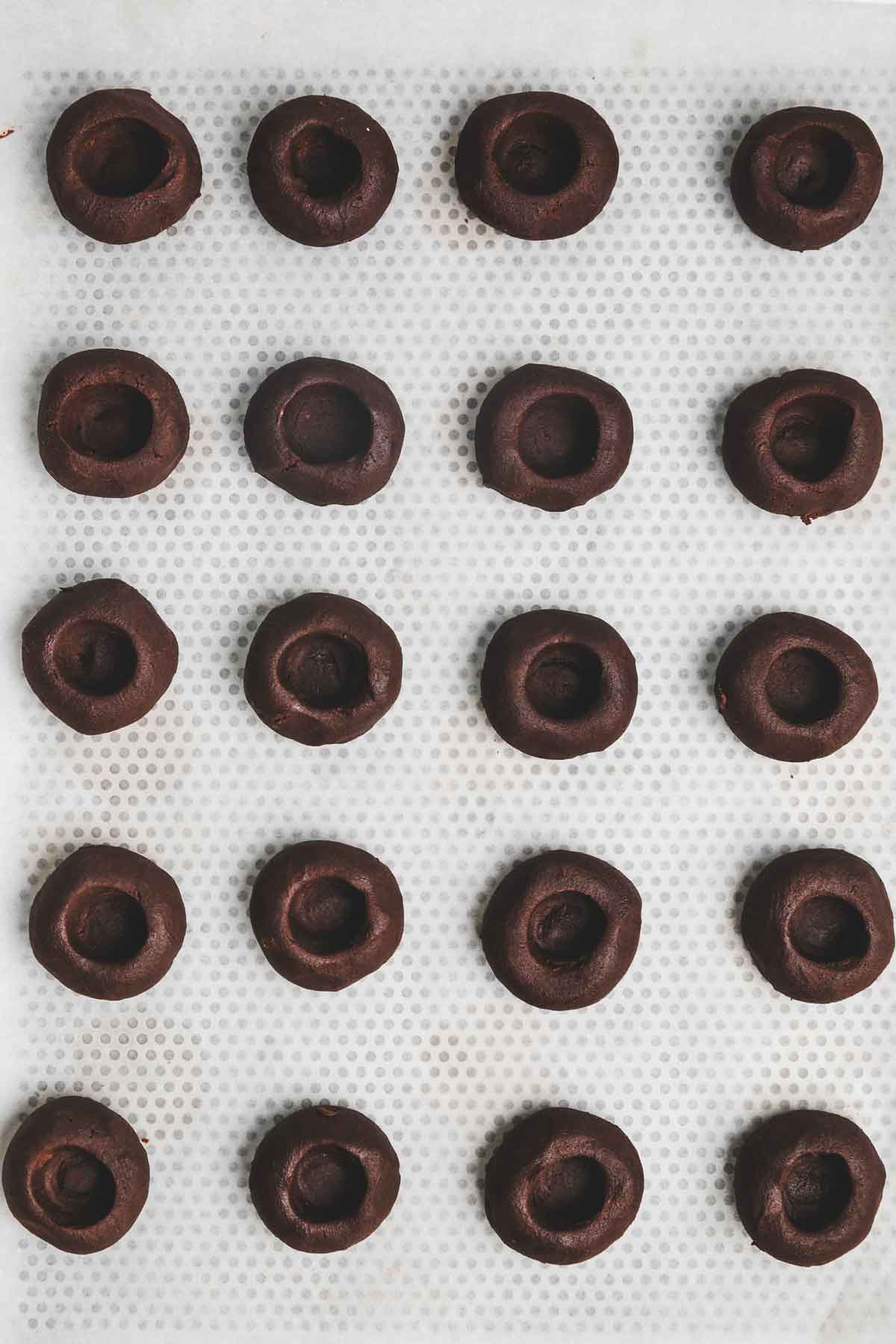boules de pâte à cookies sur une plaque