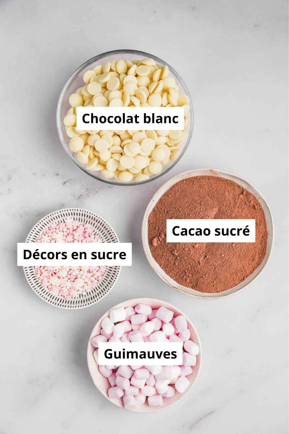 bols avec ingrédients pour faire des bombes de cacao 