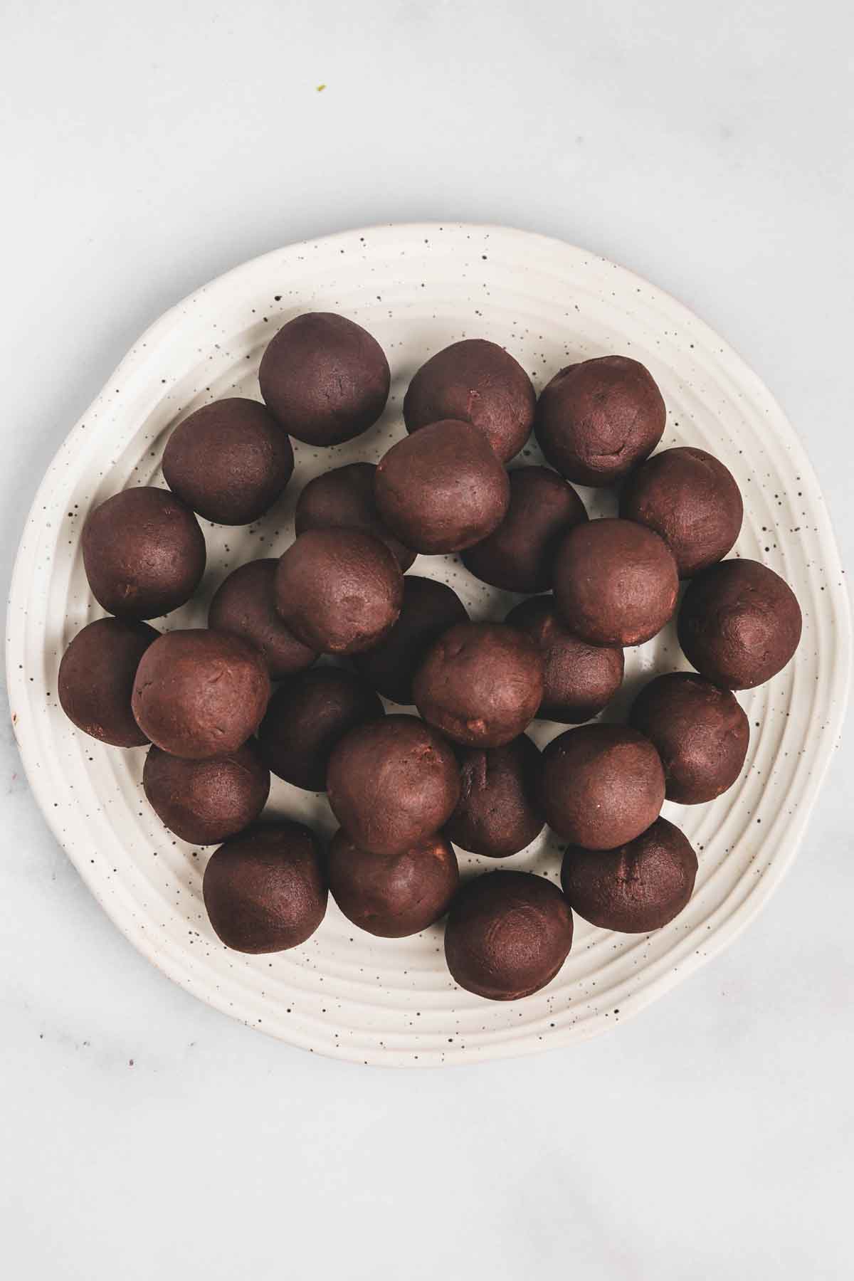 assiette avec boules de pâte à cookies