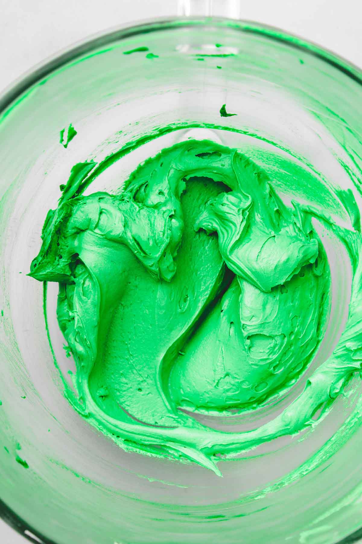 saladier avec crème au beurre verte