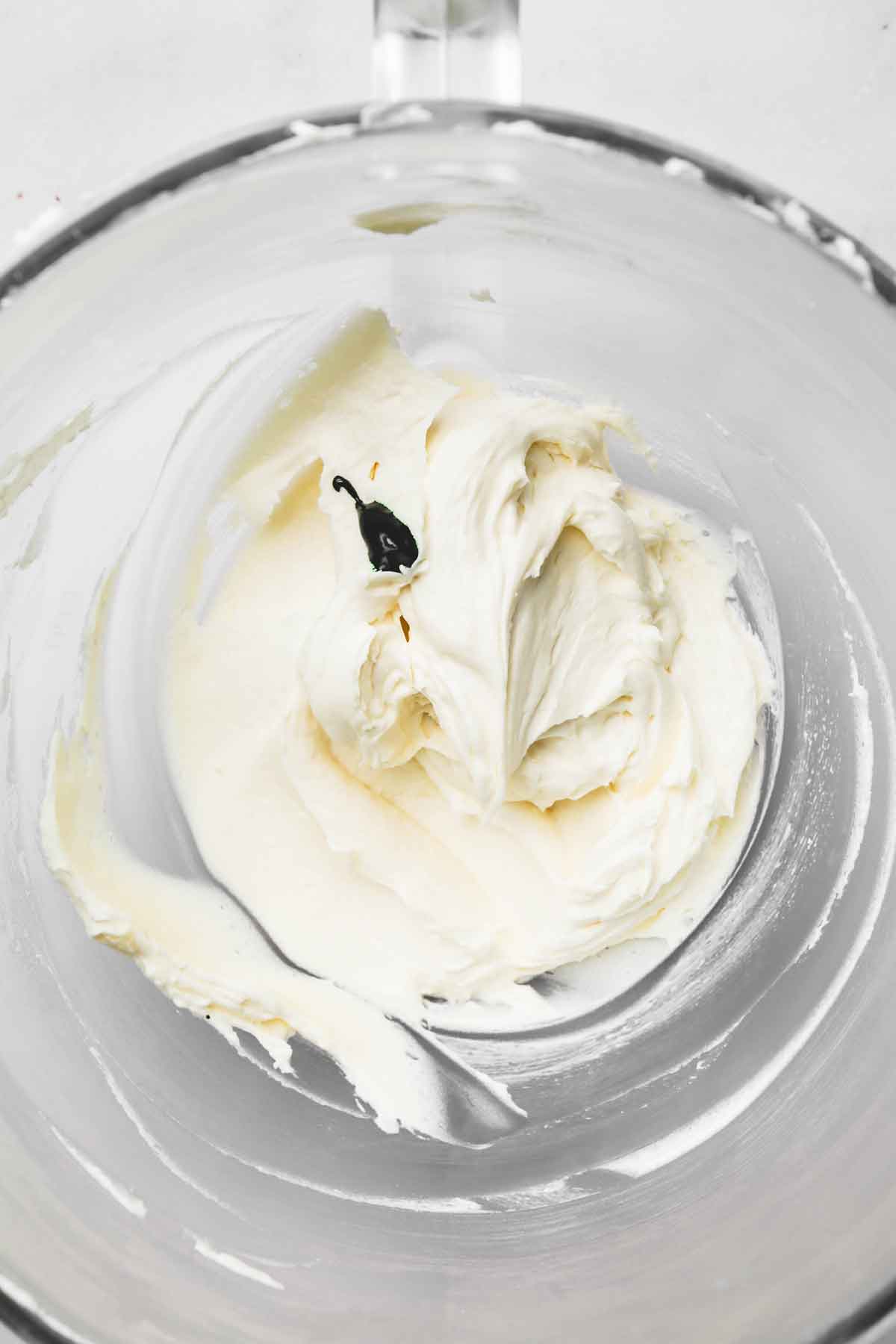 saladier avec crème au beurre et colorant vert