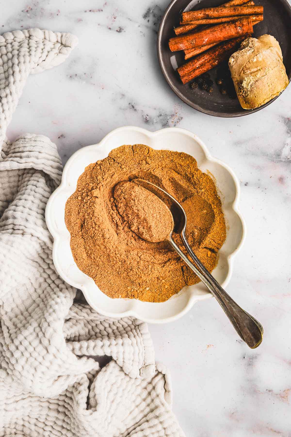 bols avec mélange épices curcuma