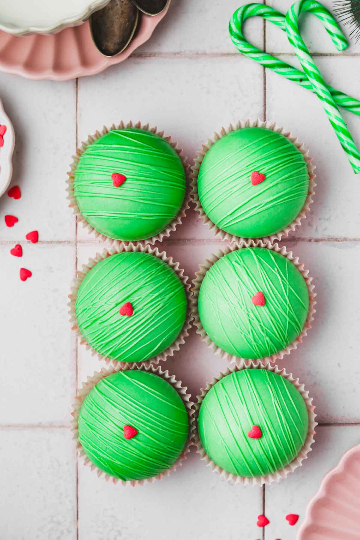 bombes de chocolat verte sur une table