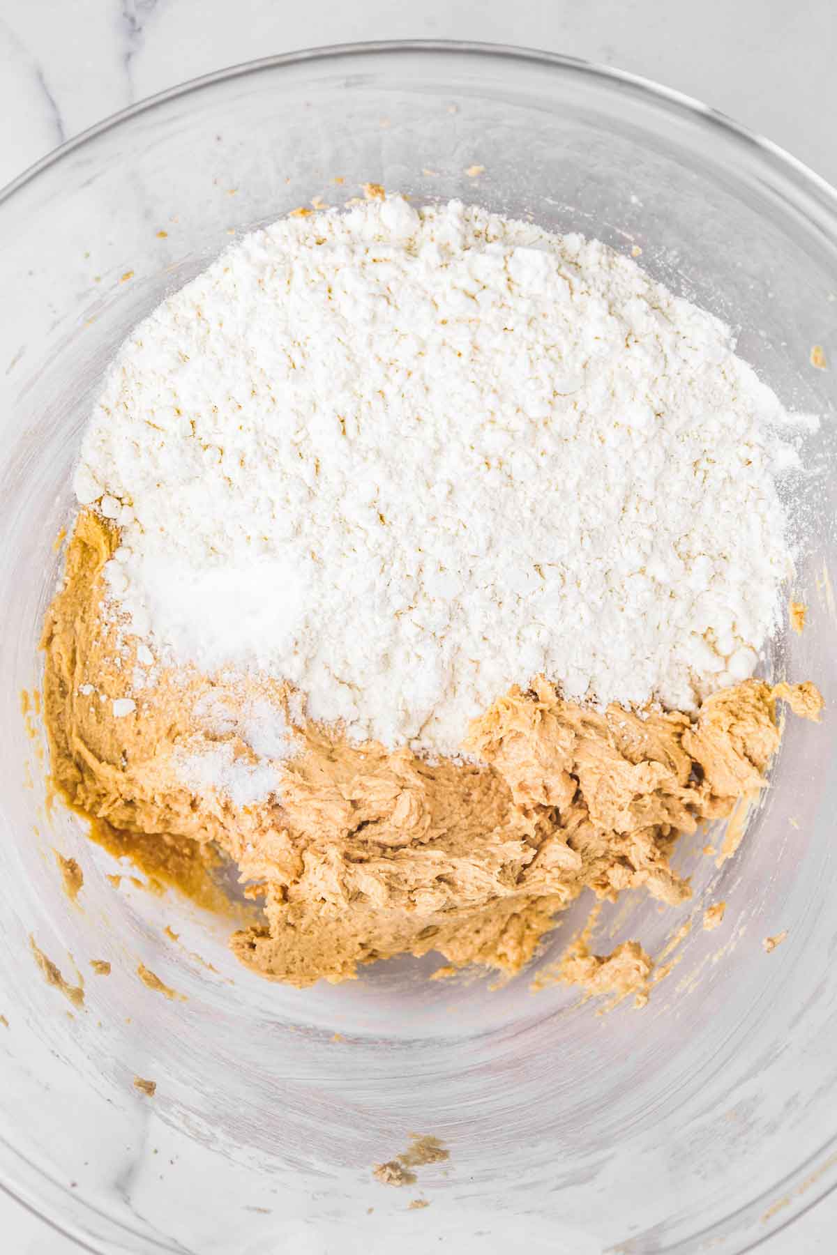saladier avec pate à cookie et farine