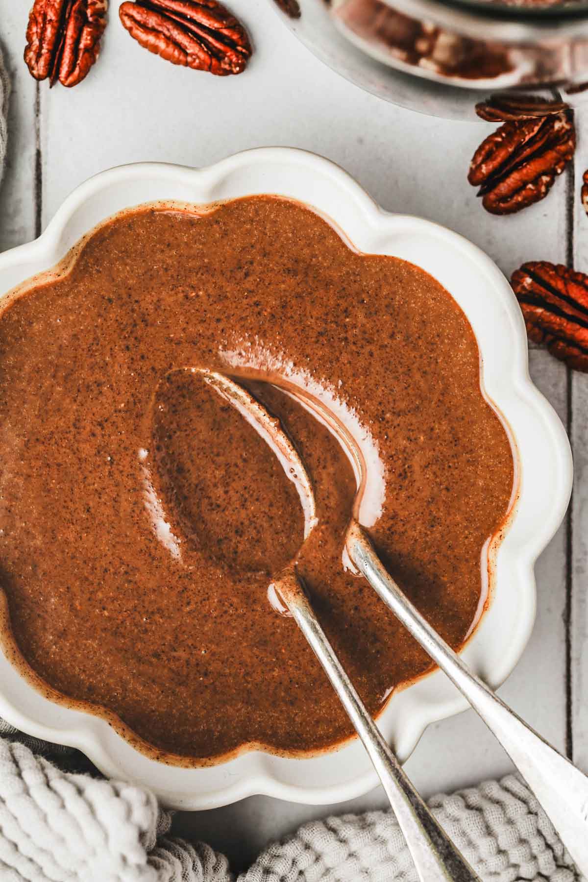 bol avec du praliné pécan et des cuillères
