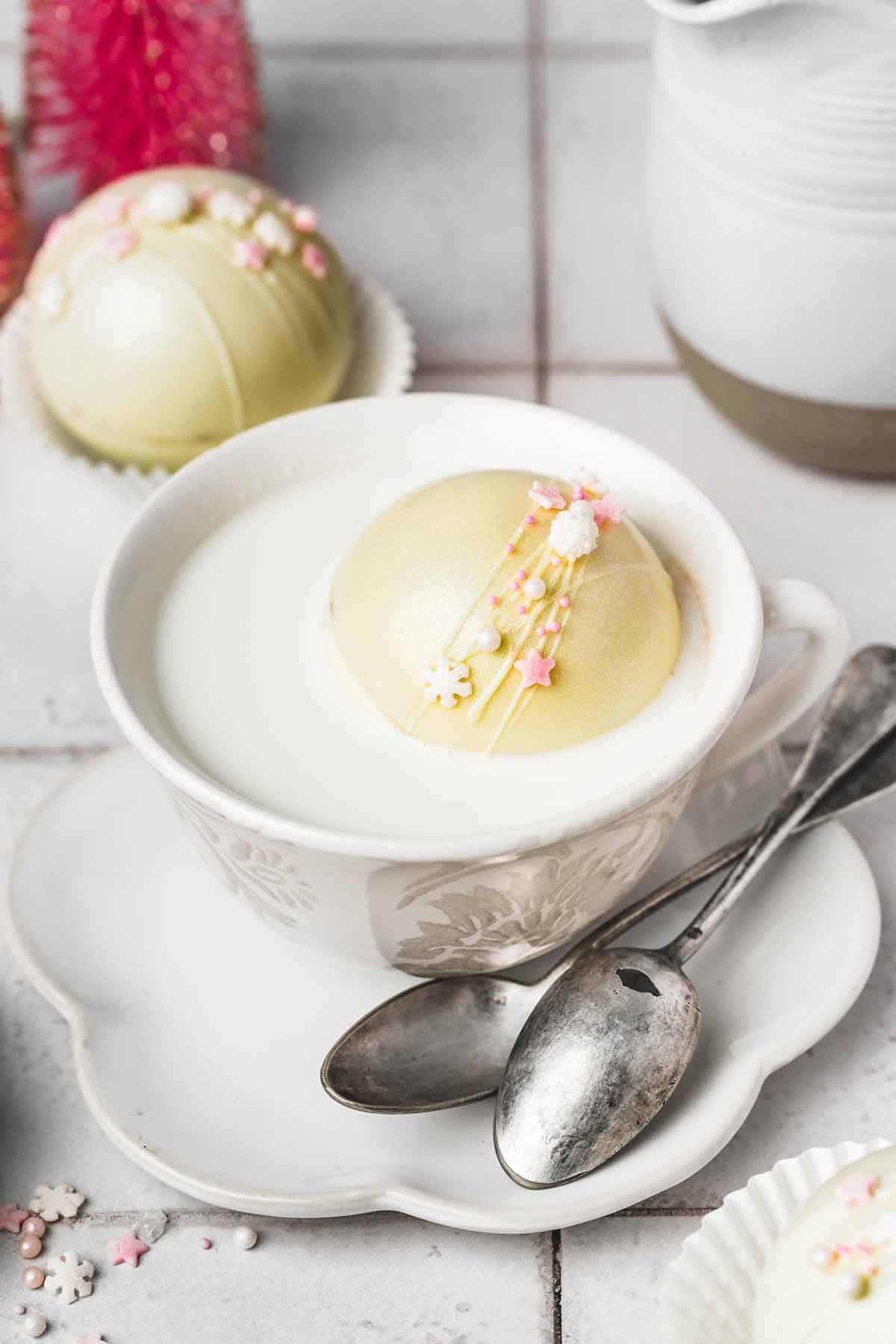 bol avec du lait et une bombe de chocolat blanche