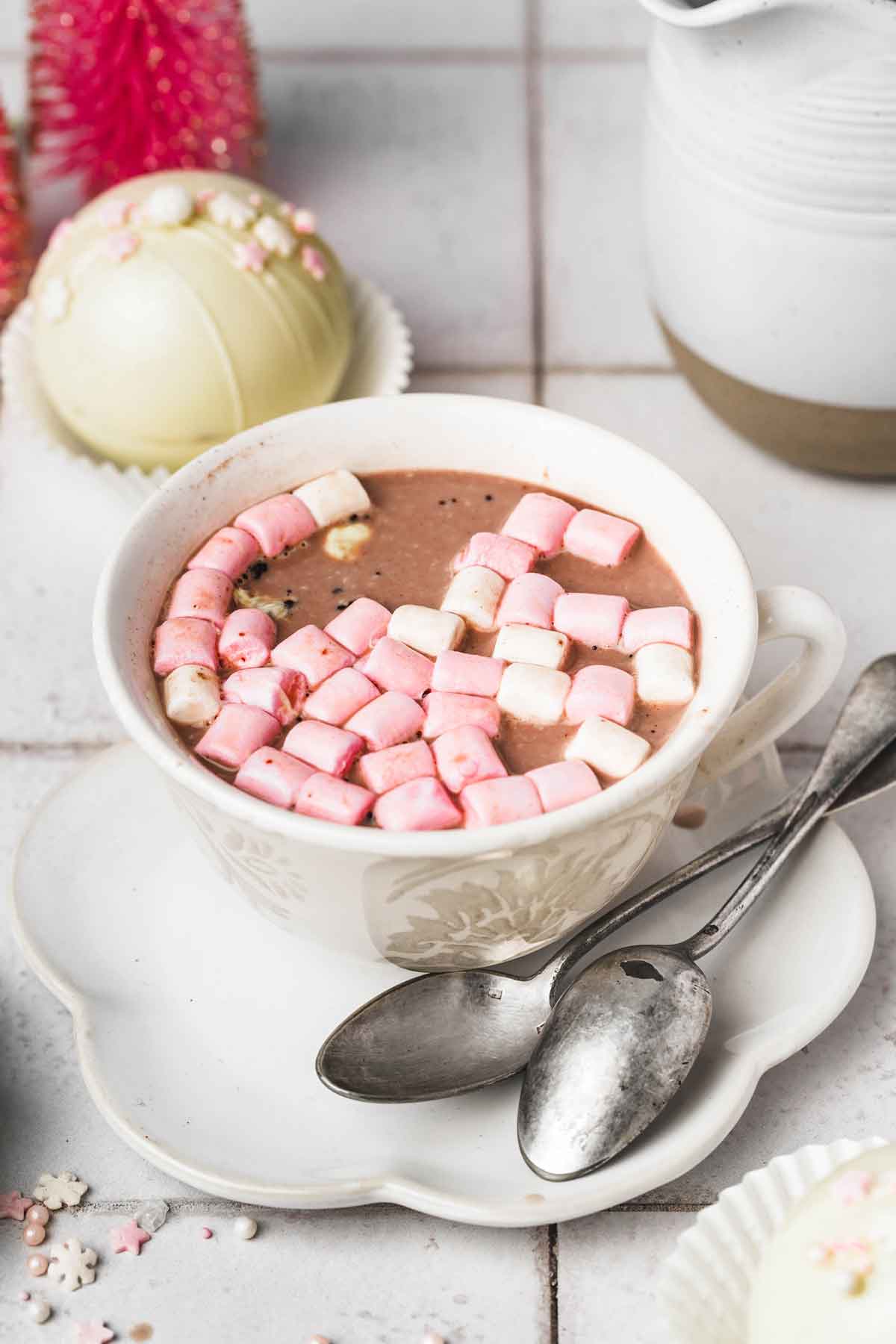 tasse avec un chocolat chaud et des guimauves