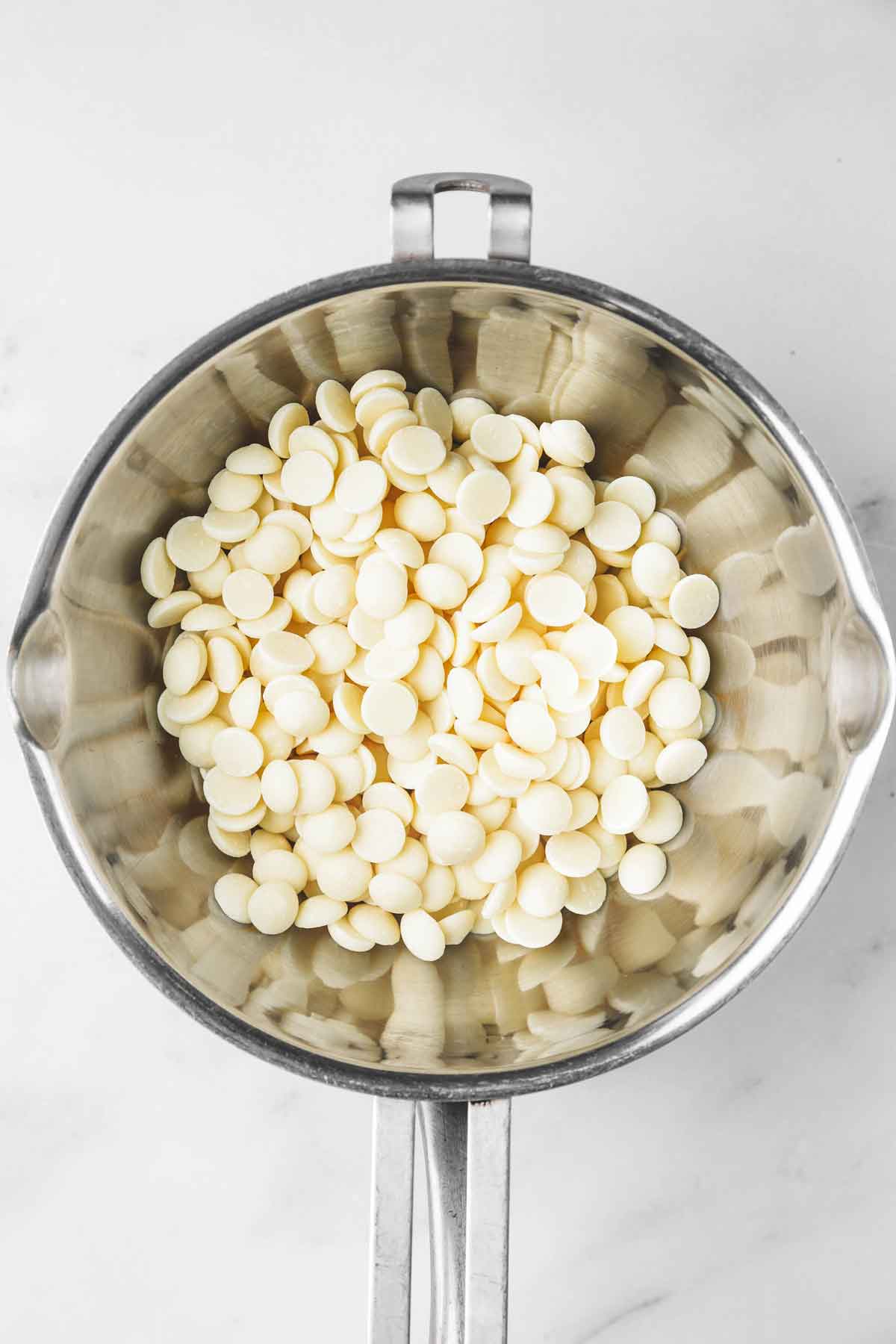 bol avec des pépites de chocolat blanc