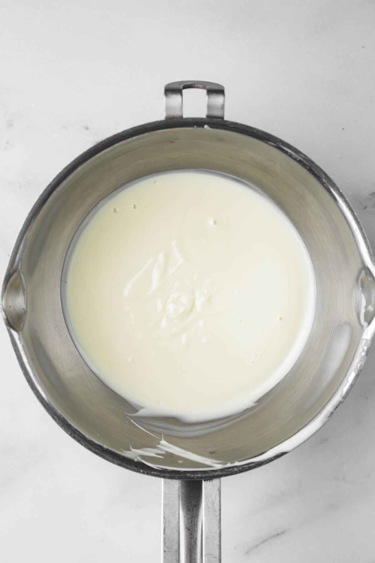 bol avec du chocolat blanc fondu