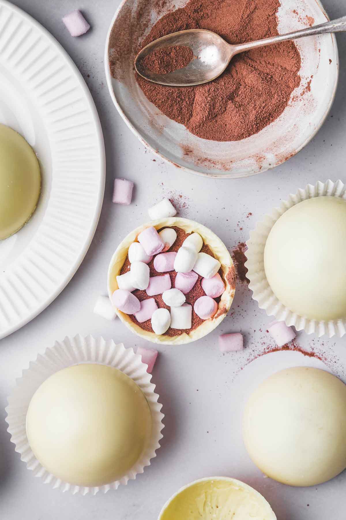 coque en chocolat blanche avec des mini guimauves et du cacao sucré
