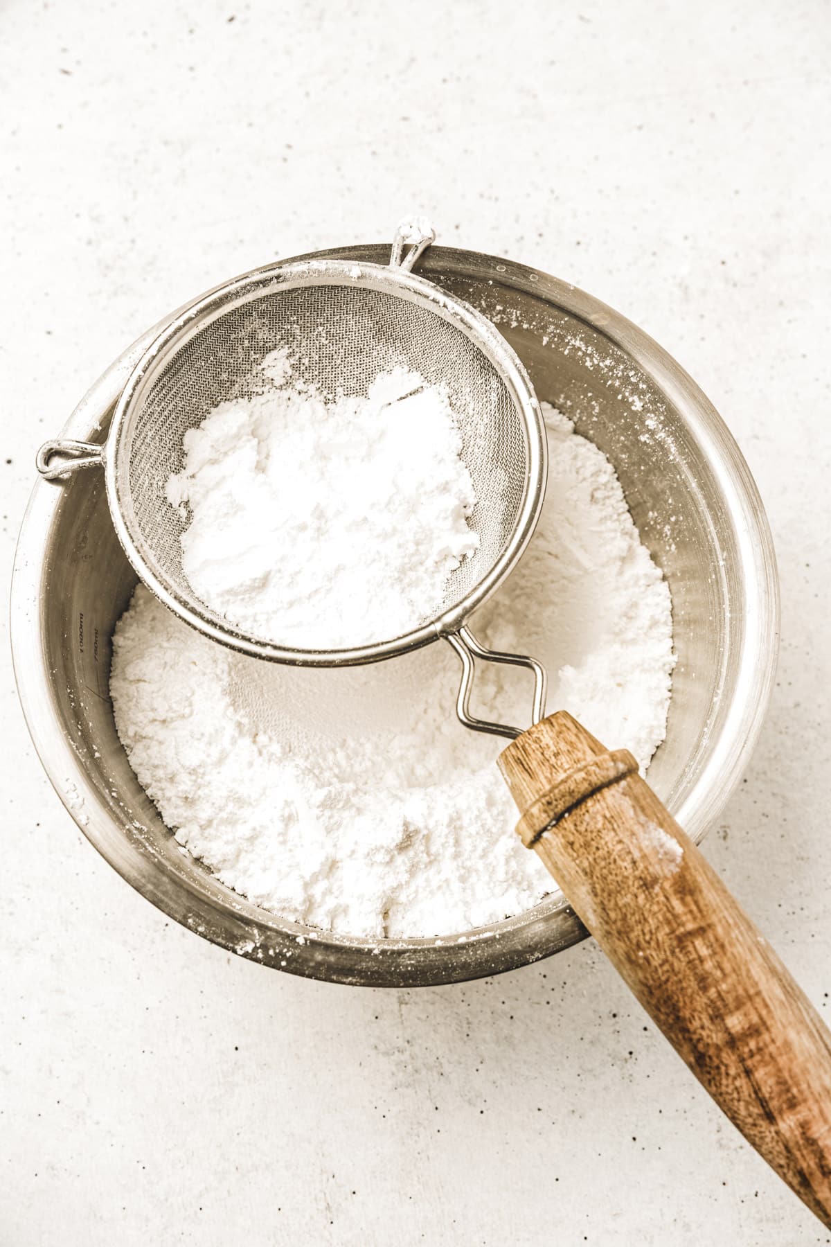 bol avec sucre glace tamisé