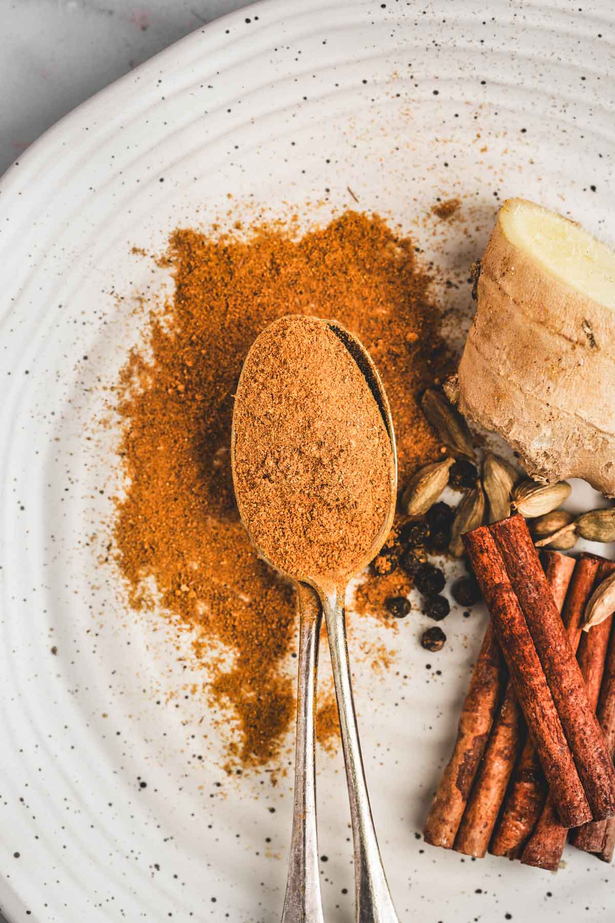 assiette avec des épices dans une cuillère à café