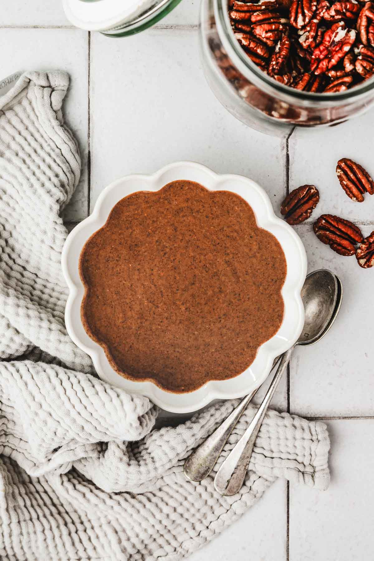 bol sur une table avec du praliné pécan