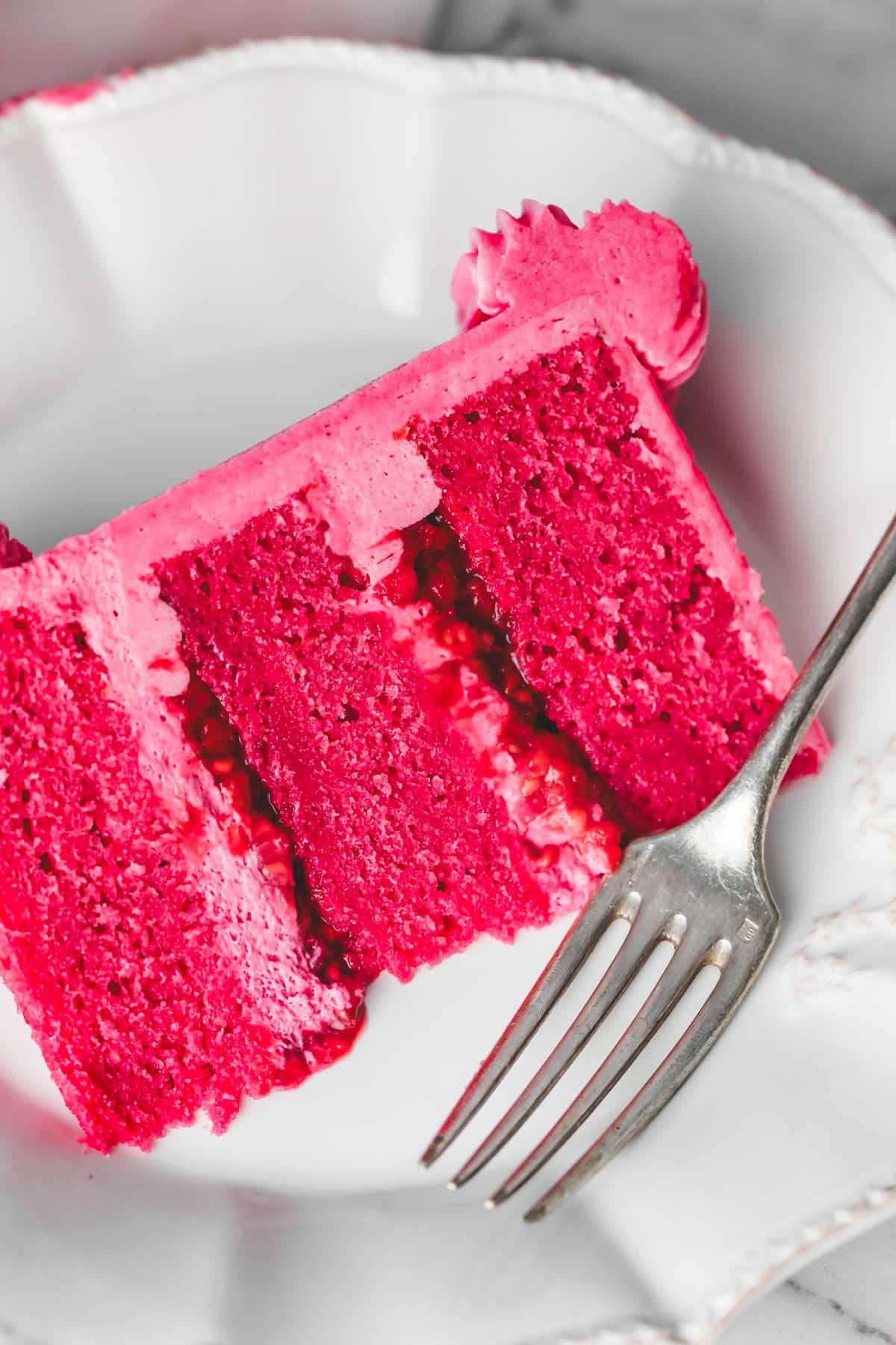 part de layer cake framboise dans une assiette