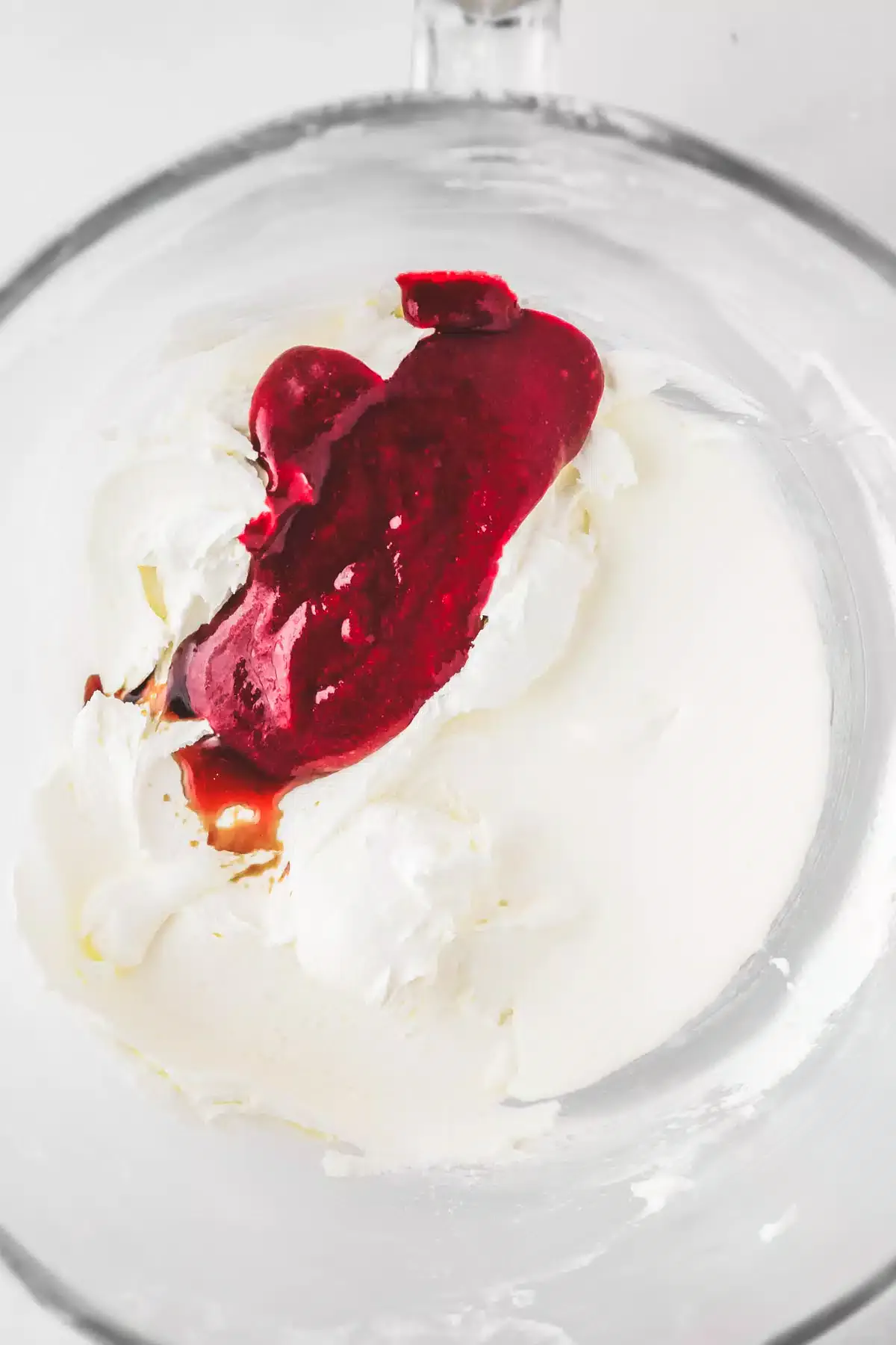 saladier avec purée de framboise et crème liquide