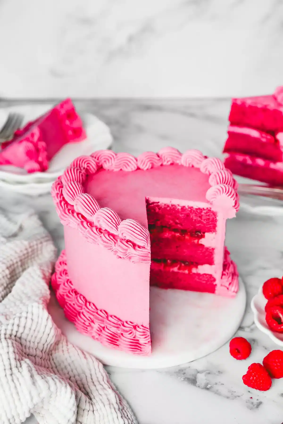 gateau rose coupés sur une table