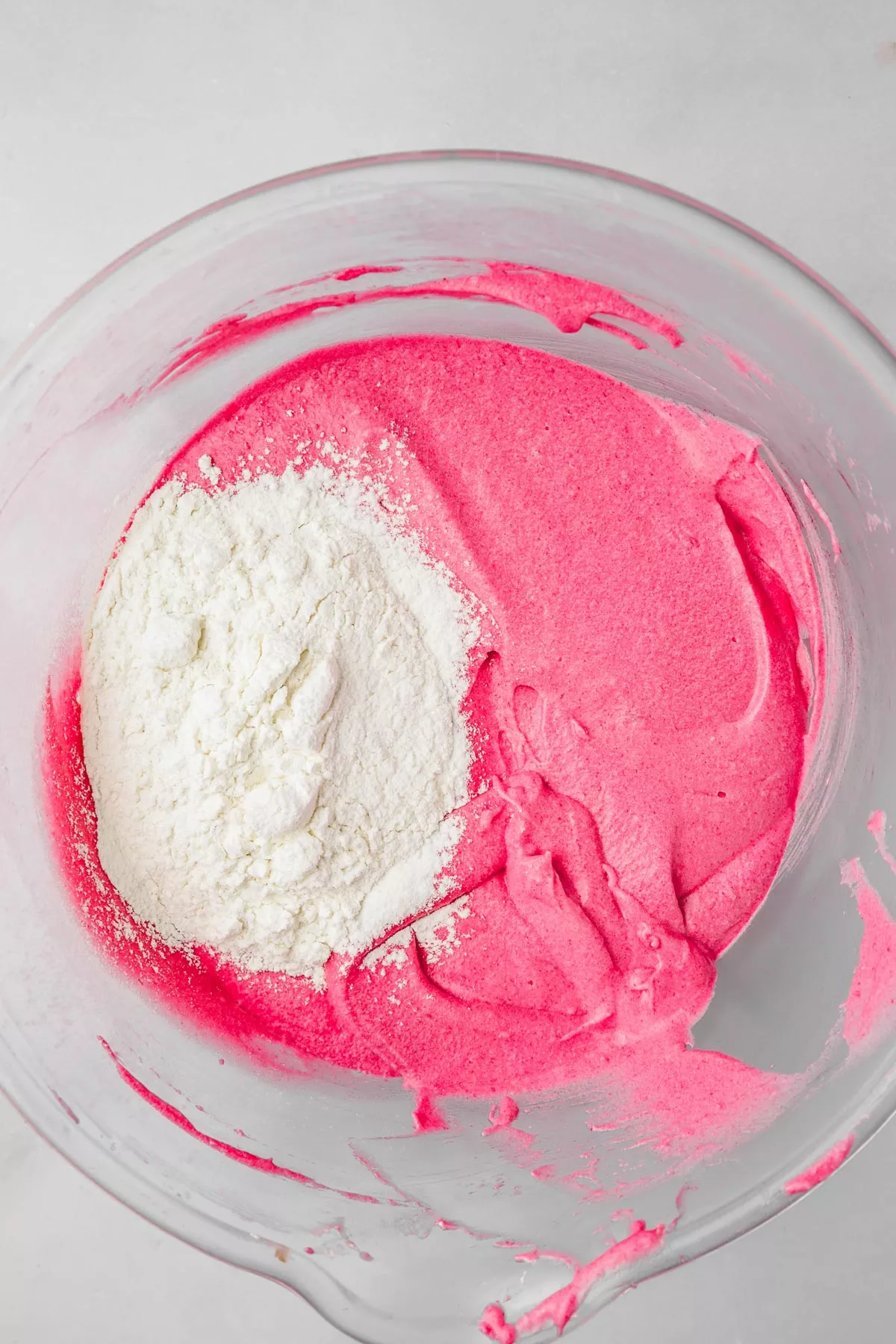 saladier avec préparation rose et farine