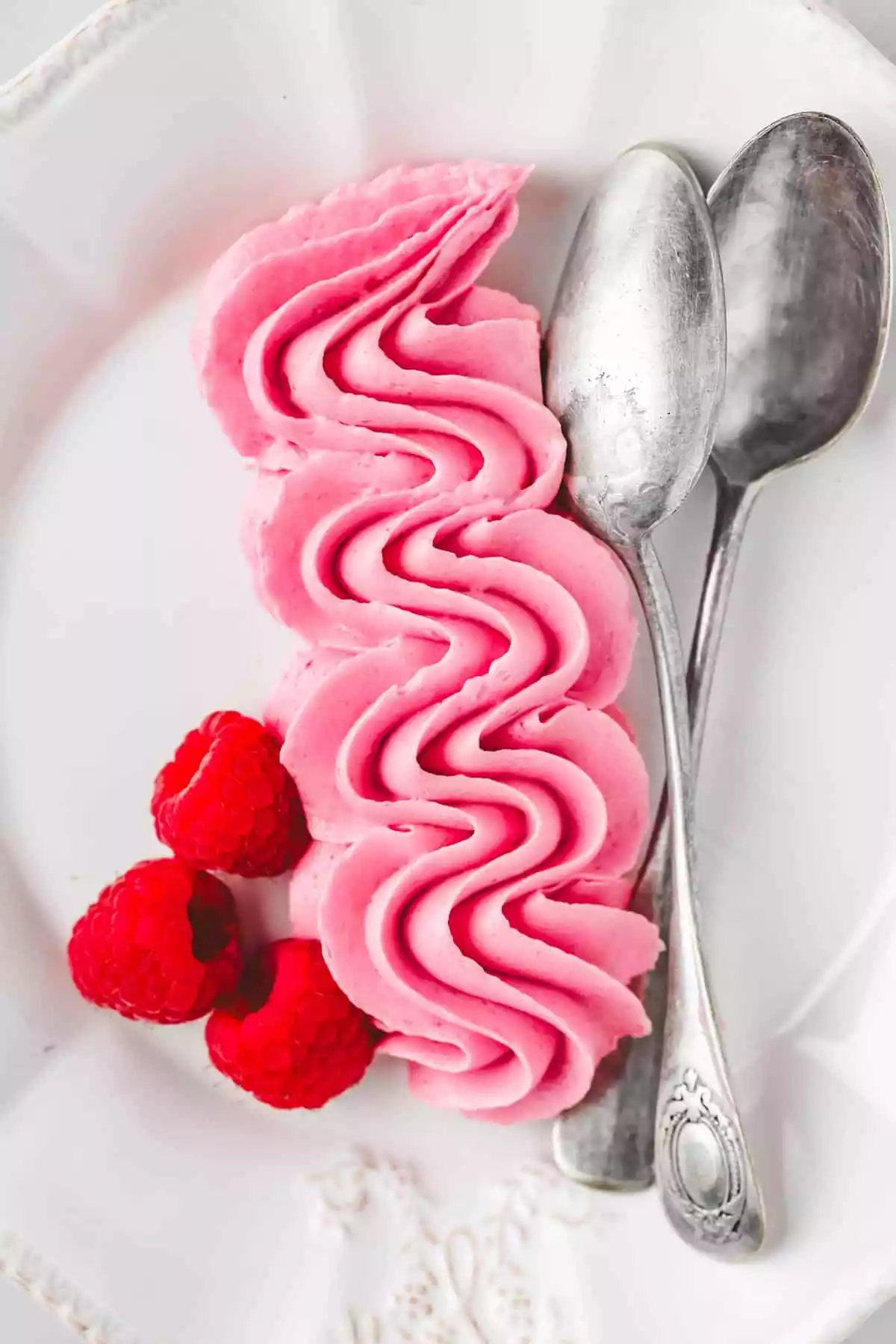 crème au beurre framboise dans une assiette