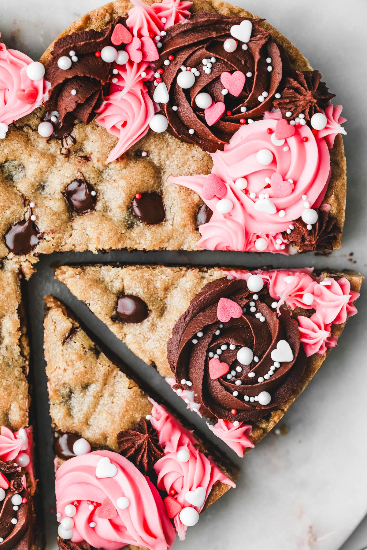 cookie cake coeur coupé en part