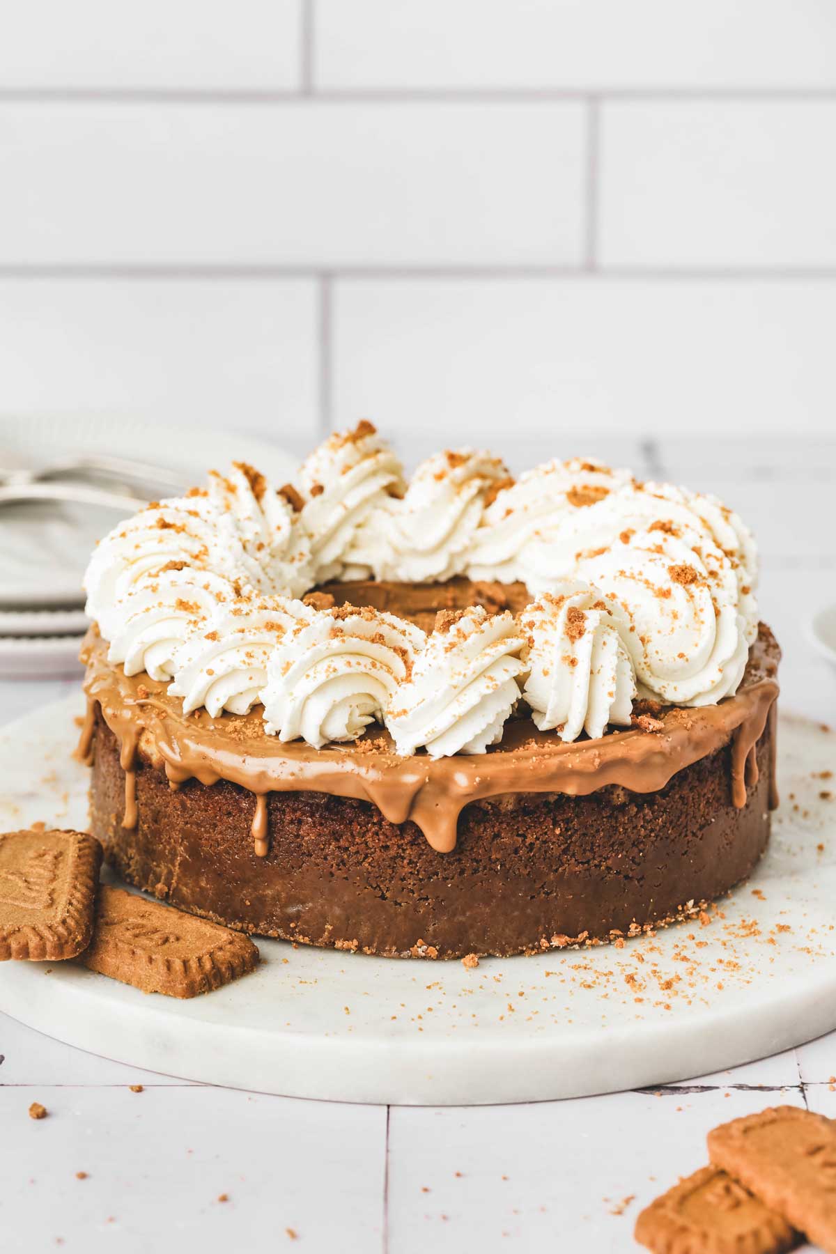 baked spéculoos cheesecake on a plate