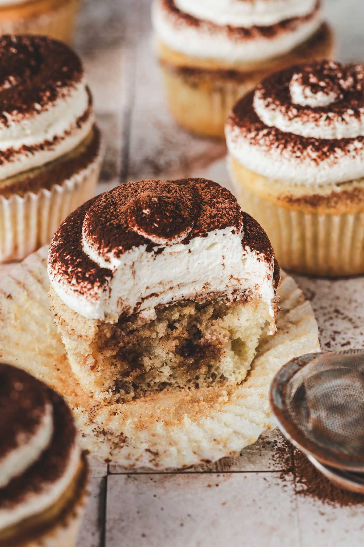 cupcakes façon tiramisu coupé sur une table