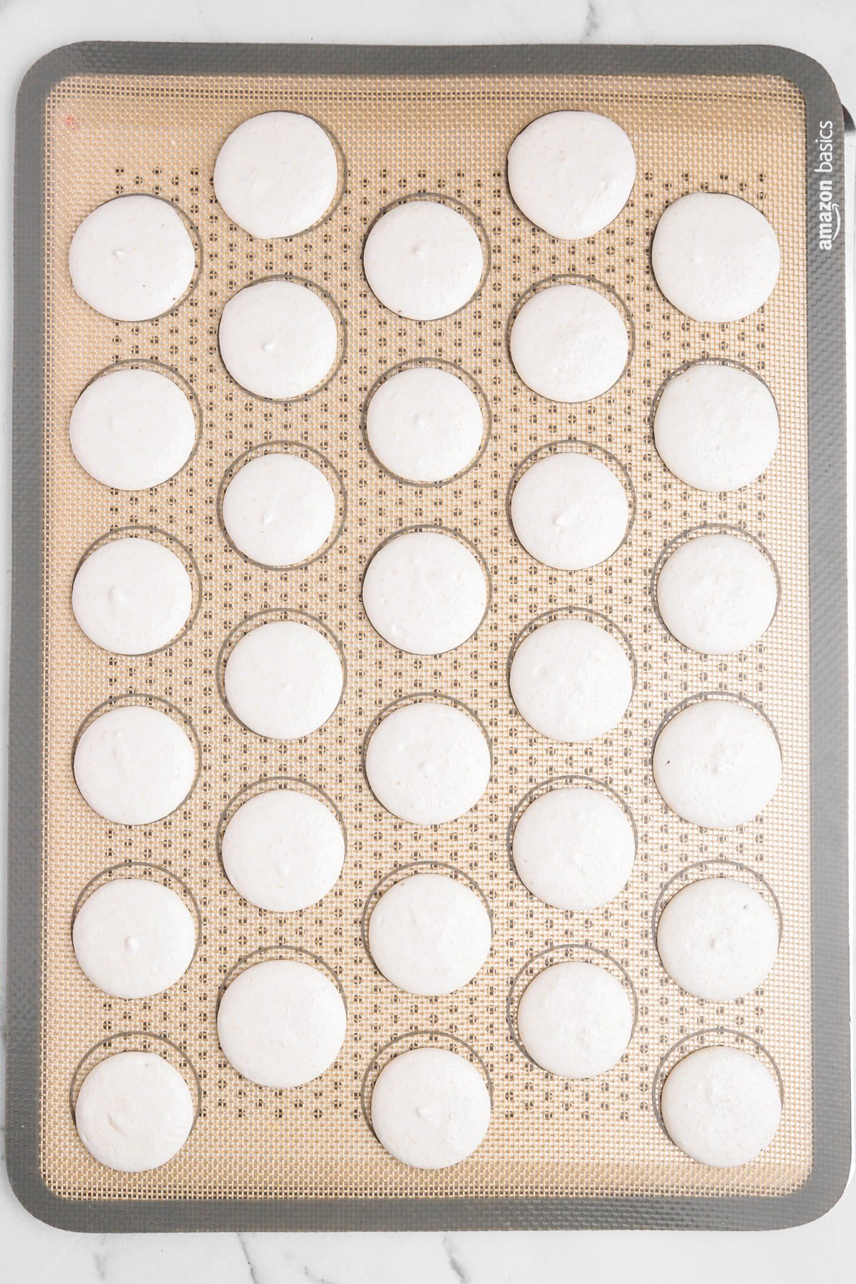 silicon bakin mat with macaron shell batter