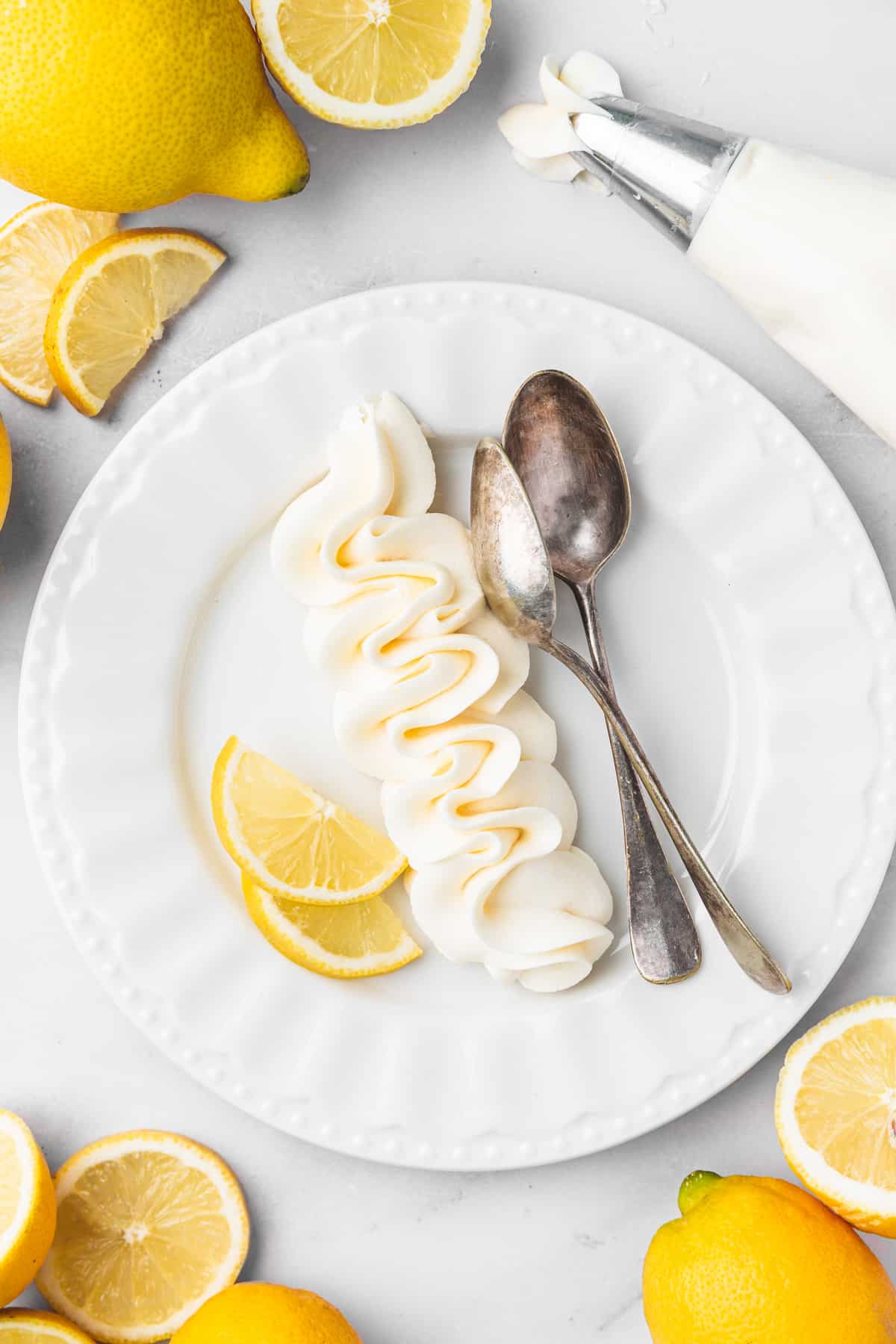 glaçage crème au beurre citron dans une assiette