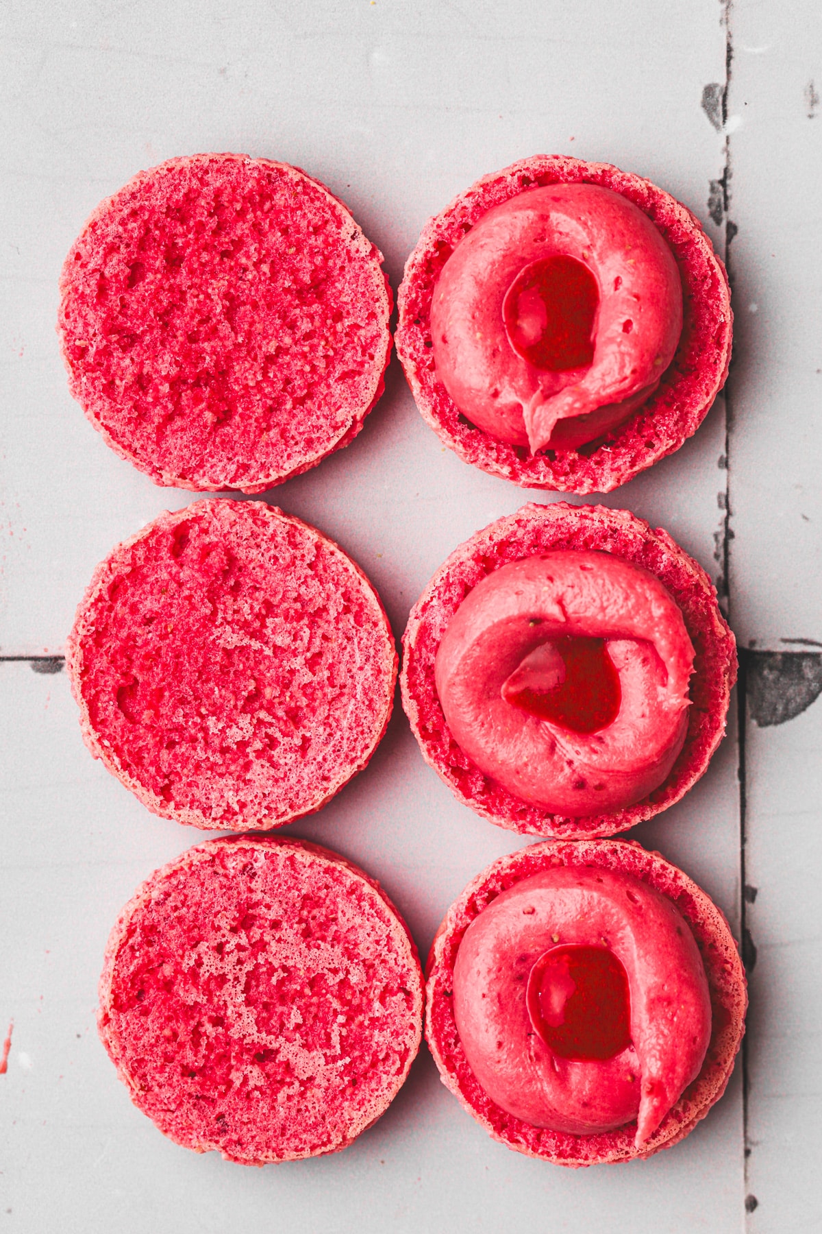 coques de macarons rose avec ganache rose à la fraise