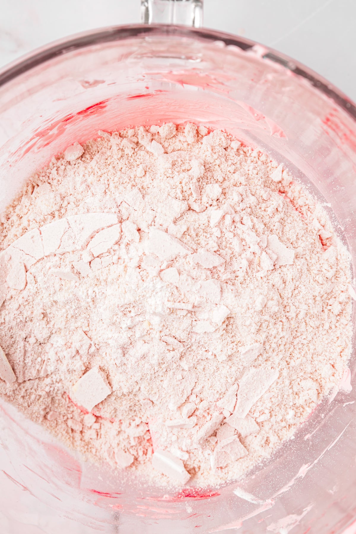 récipient avec meringue rose et ingrédients secs