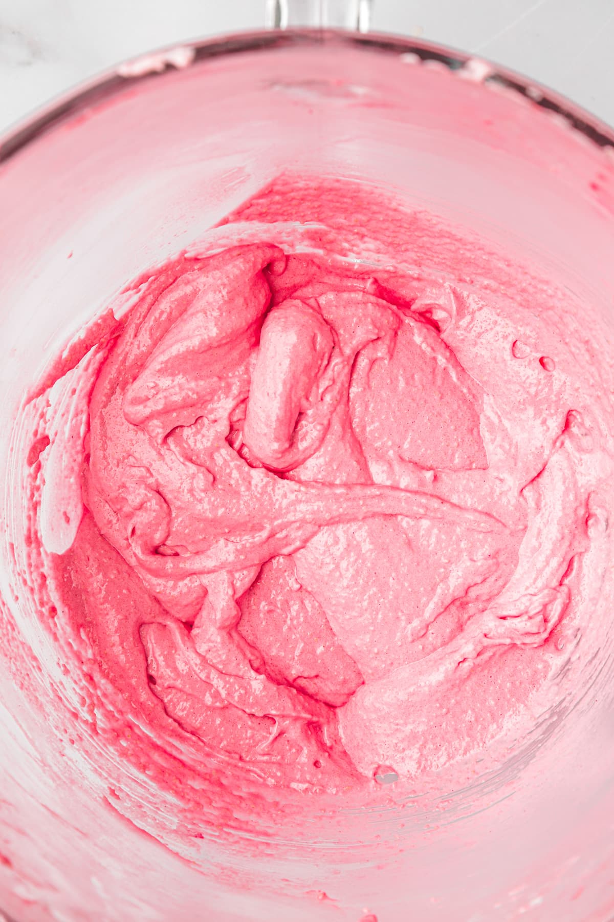 saladier avec appareil à macarons rose