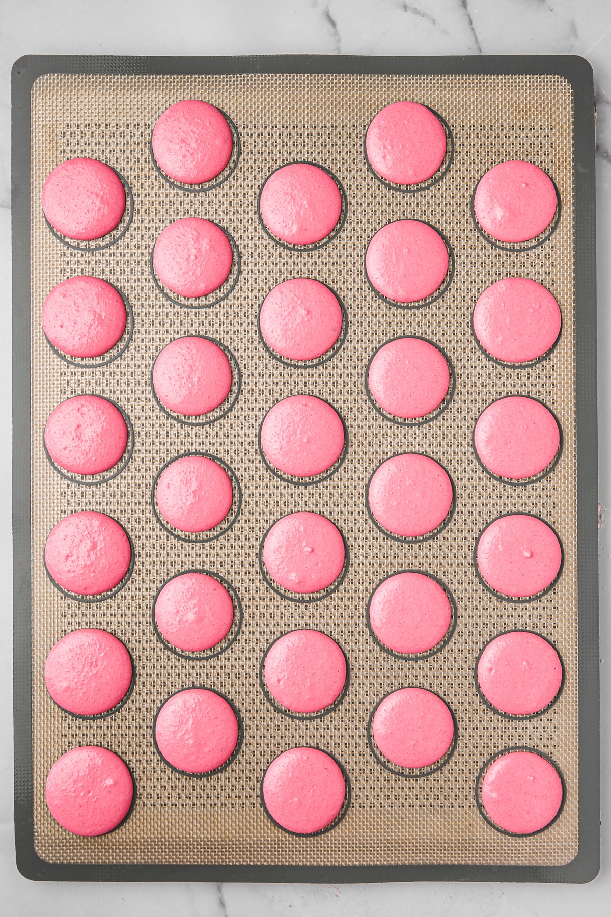 plaque en silicone avec macarons rose