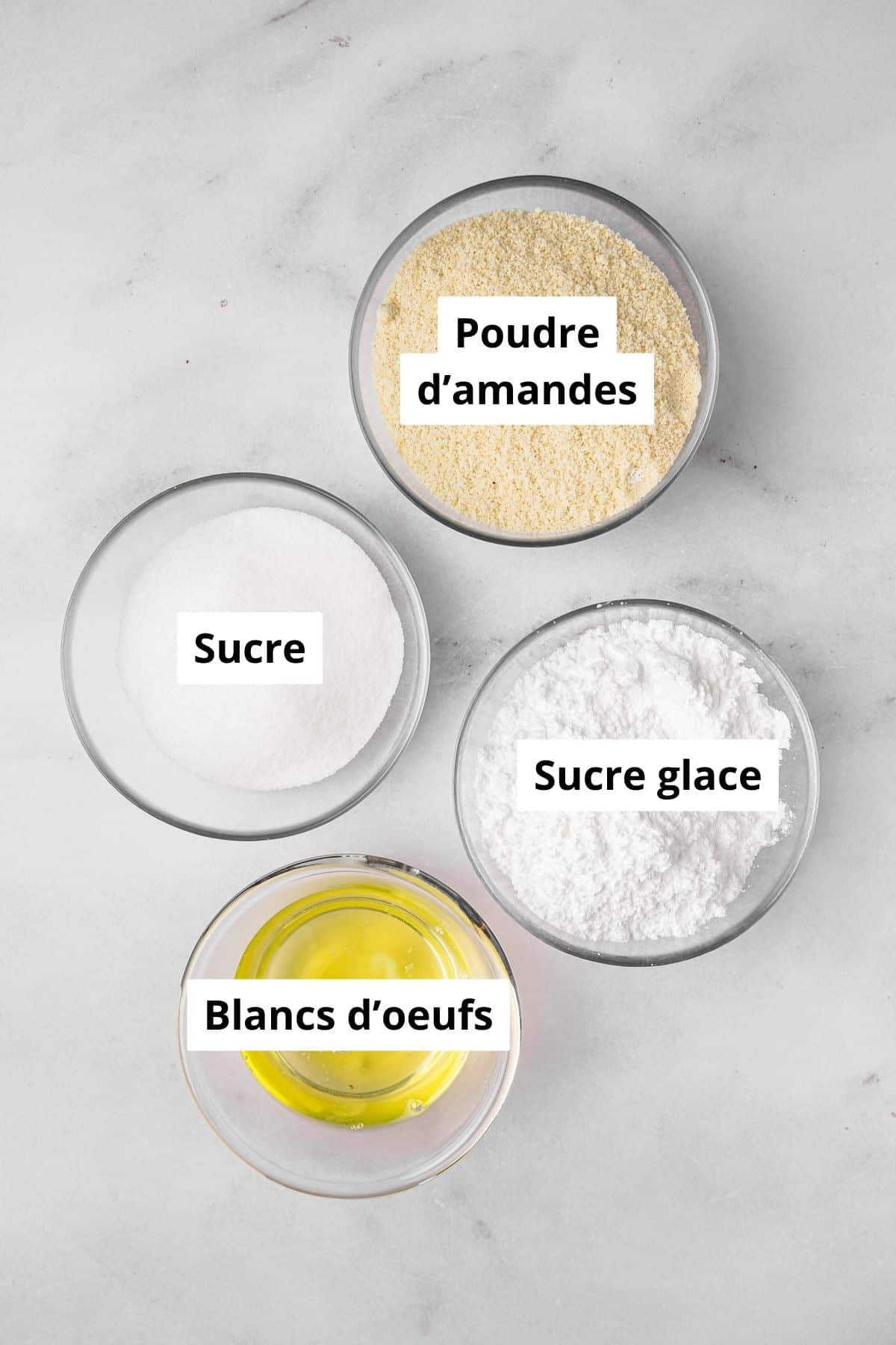 bols avec ingrédients pour faire des macarons