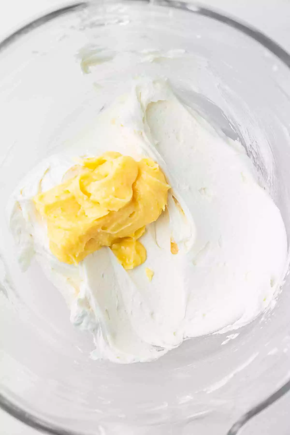cuve avec crème au beurre et lemon curd